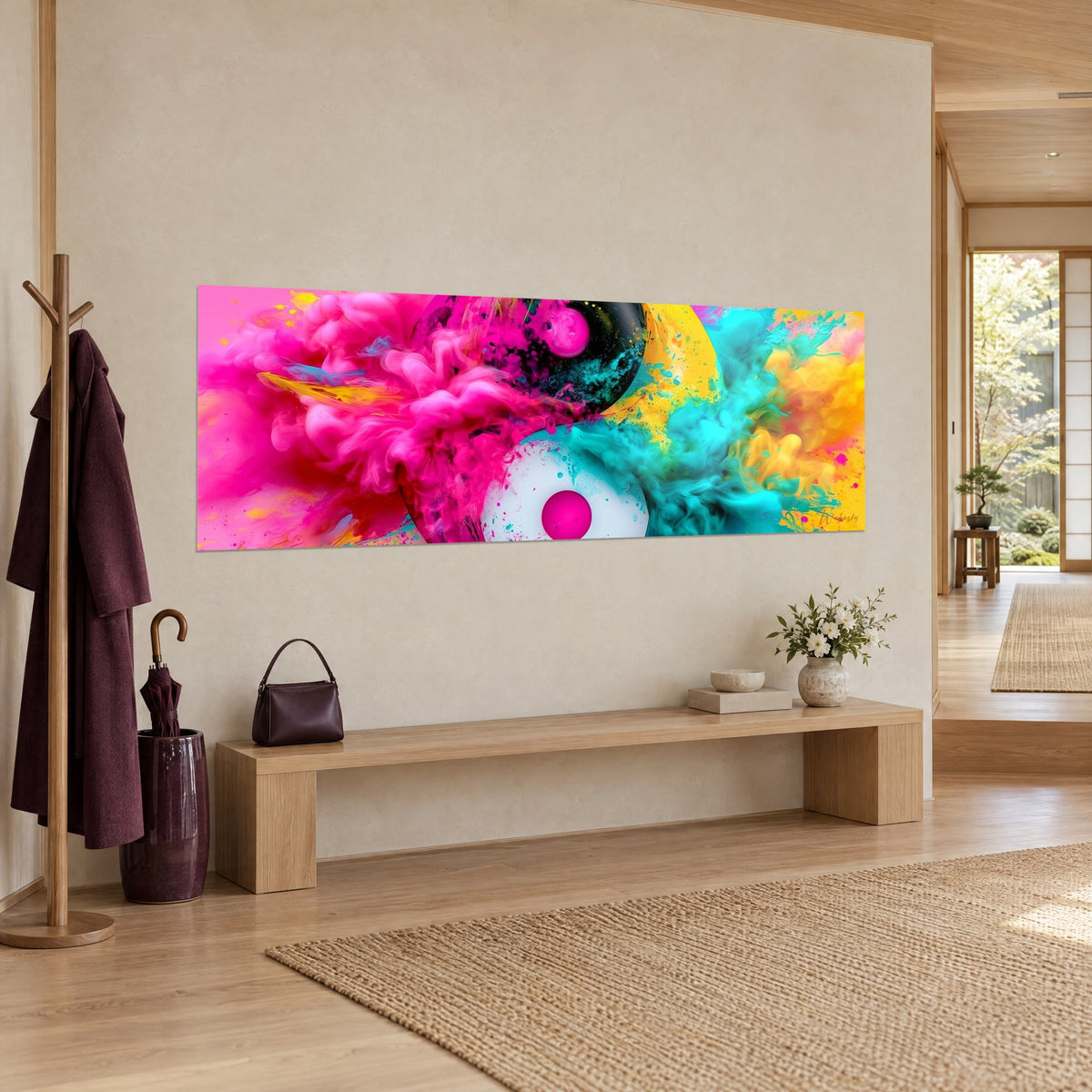 Schilderij chromatische ontploffing, magenta en cyaanblauwe wolken rond een zwarte gespikkelde schijf, crèmekleurige muur, houten bank en tas