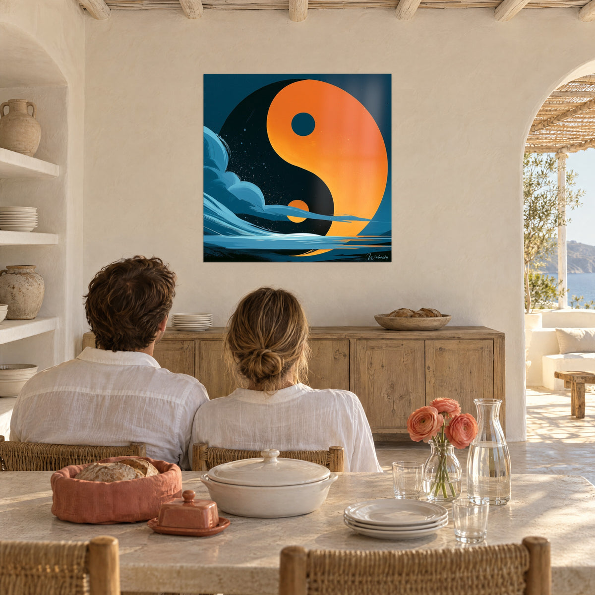 Tableau cercle yin yang orange et bleu nuit, crête de vague blanche, un couple de dos assis devant, maison méditerranéenne