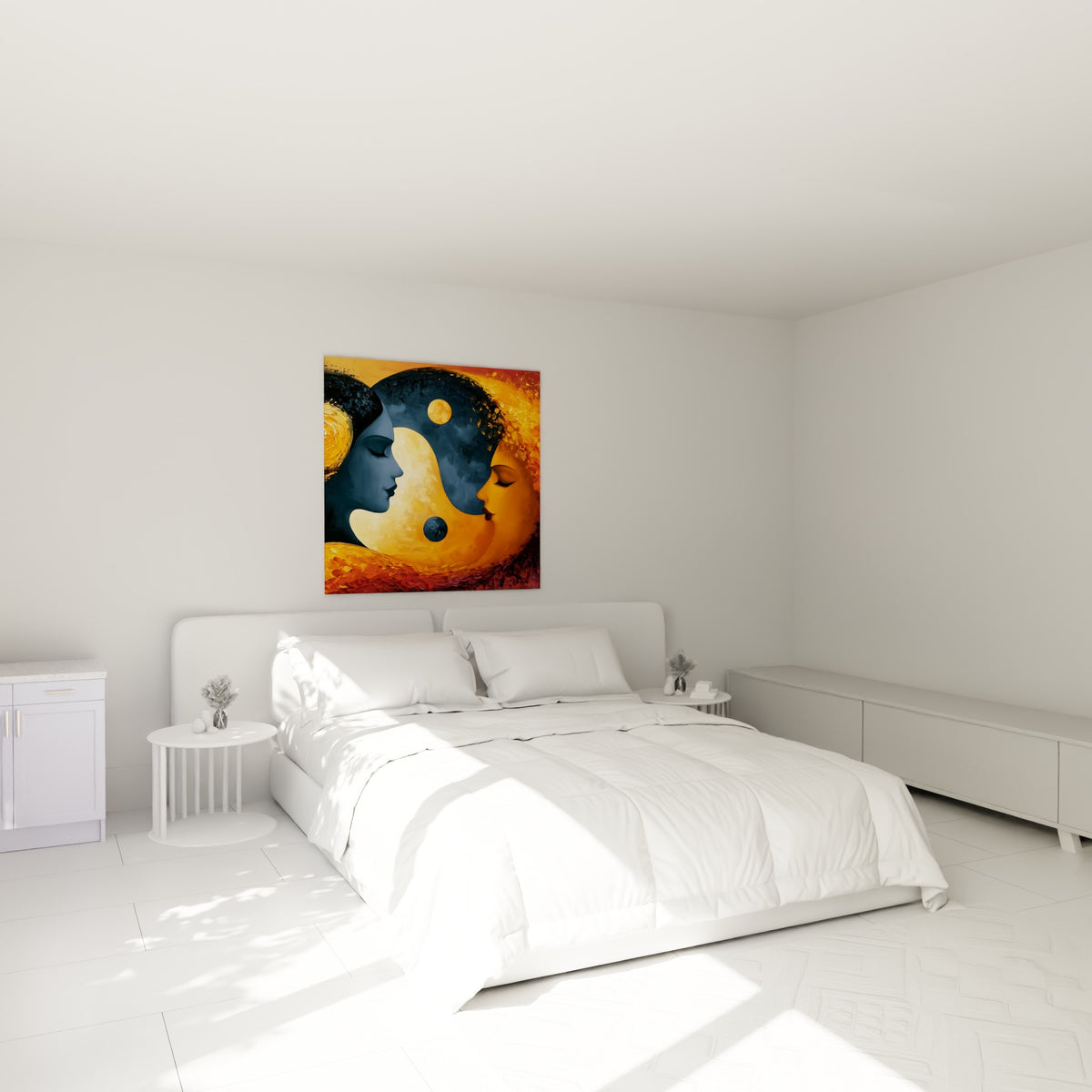Profils Yin Yang bleu nuit et doré enlacés, accrochés au-dessus d'un lit dans une chambre claire