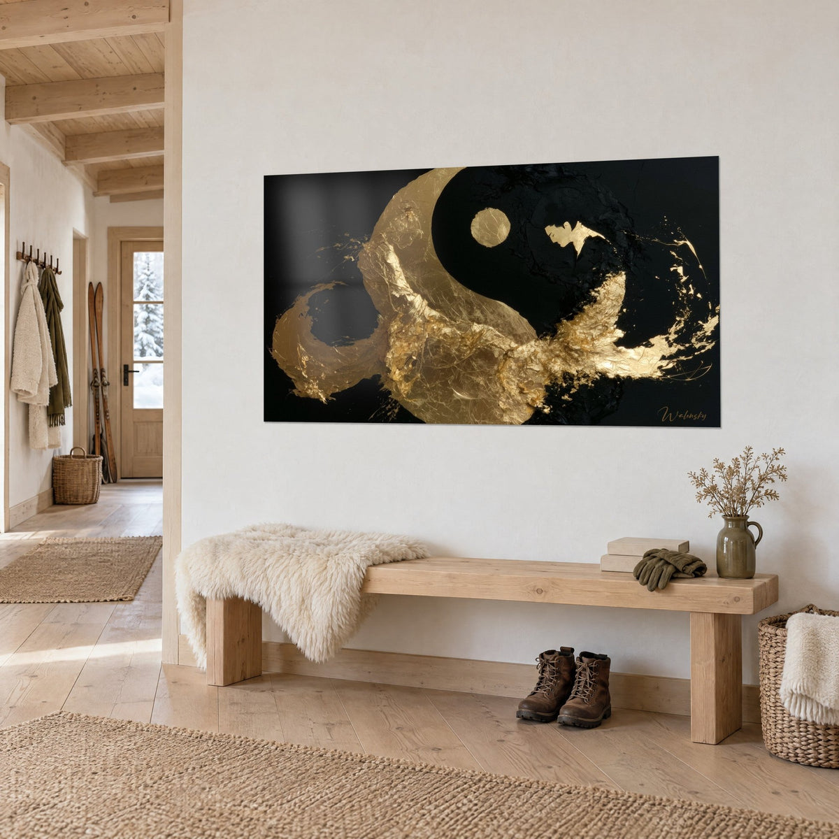 Gemälde taoistisches Emblem in Gold mit schwarzen Glanzakzenten, an weißer Wand über einer Bank aus hellem Holz und einem Schaffell, Chalet