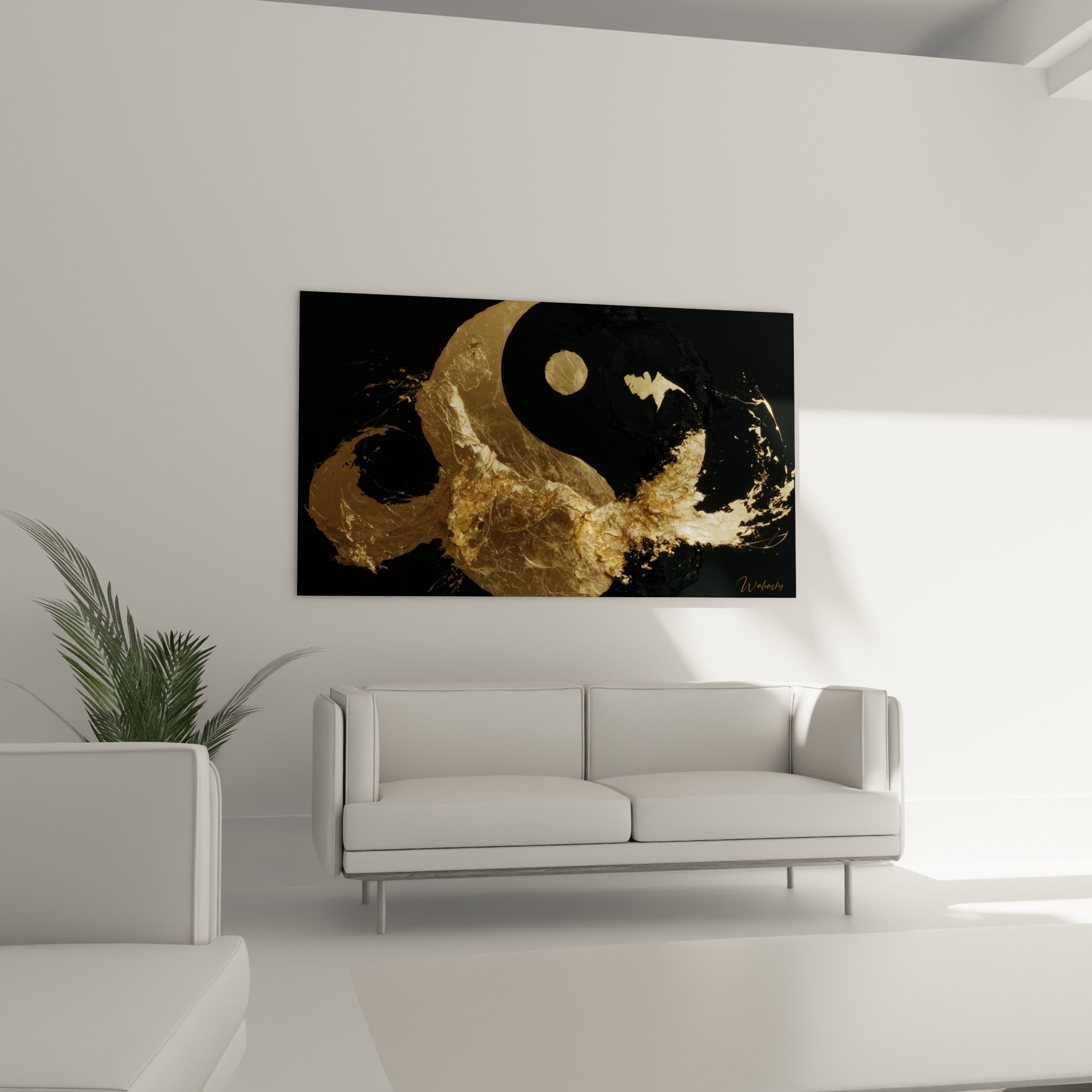 Forme circulaire dorée et anthracite du Yin Yang suspendue au-dessus d'un canapé dans un salon lumineux.