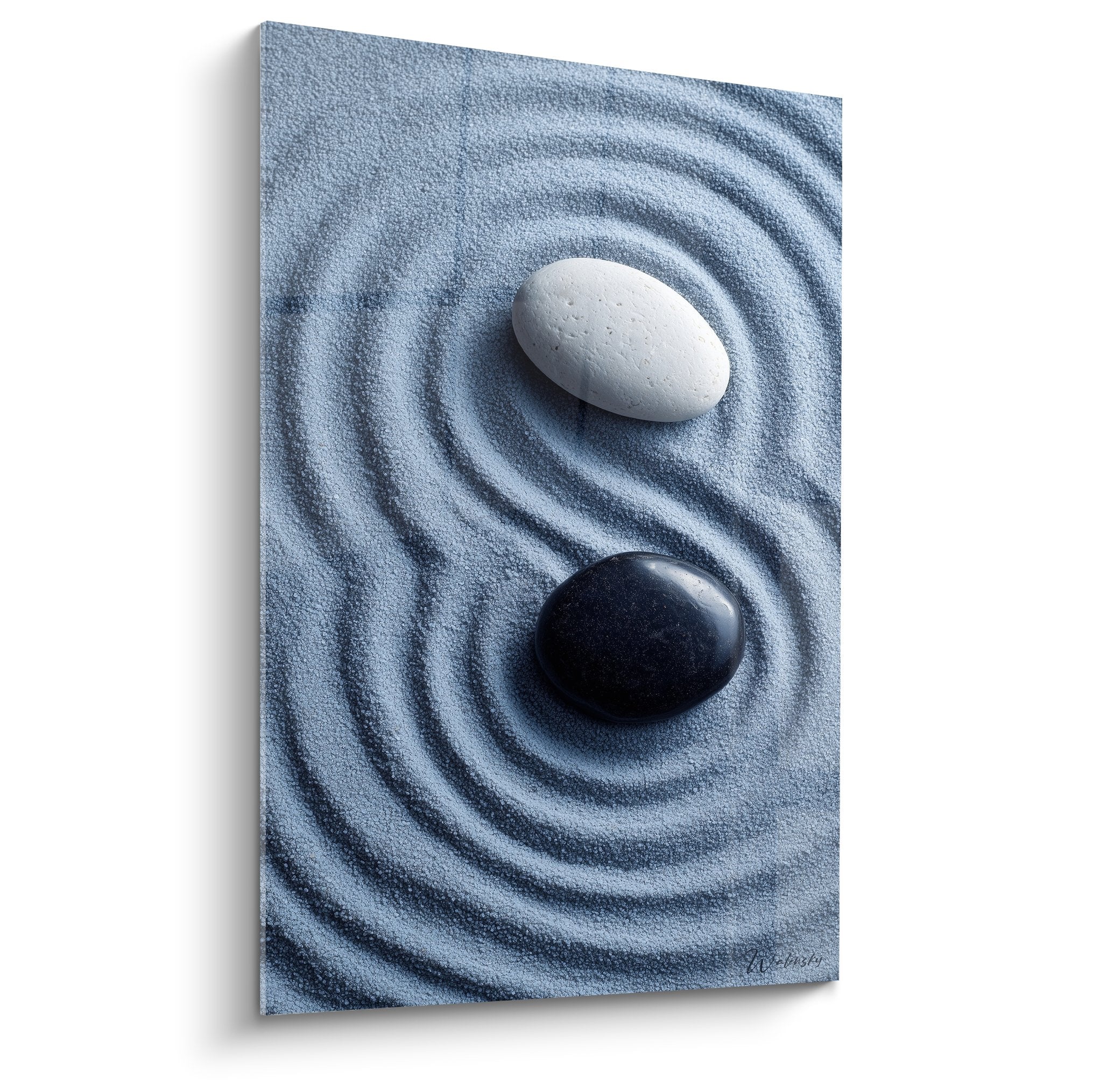Tableau zen représentant un yin yang tracé dans du sable bleu avec pierres noire et blanche Edition Sable