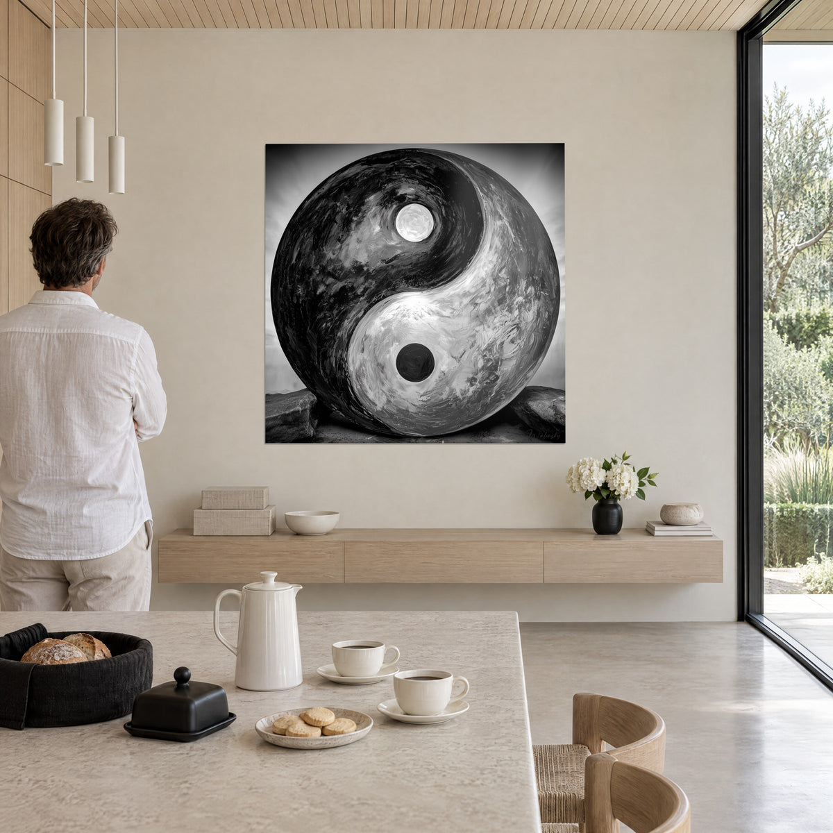 Tableau disque dualité aux coups de spatule noirs et blancs, point blanc et point noir, face à un homme en chemise claire