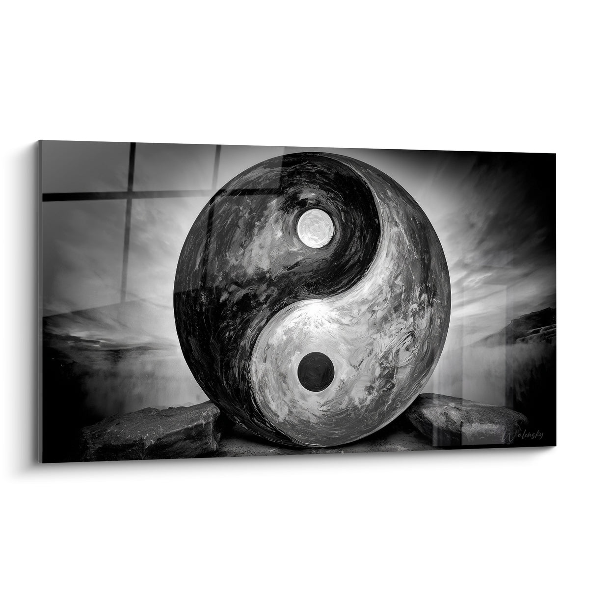 Sphère Yin Yang anthracite et blanc perle sculptée, posée sur deux pierres brutes