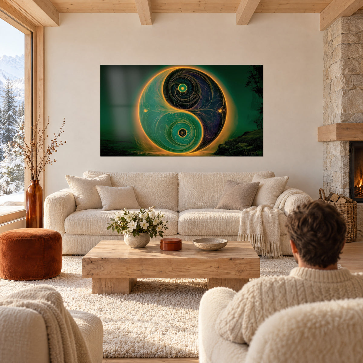 Gemälde Yin-Yang in Smaragdgrün mit Goldrand, schwarze und grüne Schwünge, zwei Personen von hinten, über einem Sofa in einem hellen Wohnzimmer