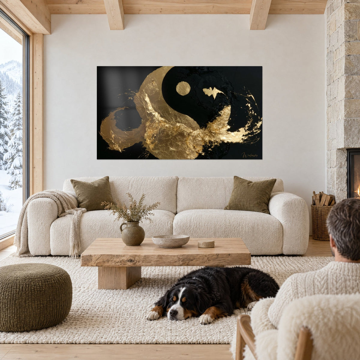 Gemälde Yin-Yang-Symbol in Blattgold auf schwarzem Hintergrund, zwei Silhouetten von hinten und ein Hund, über einem Sofa in einem hellen Wohnzimmer