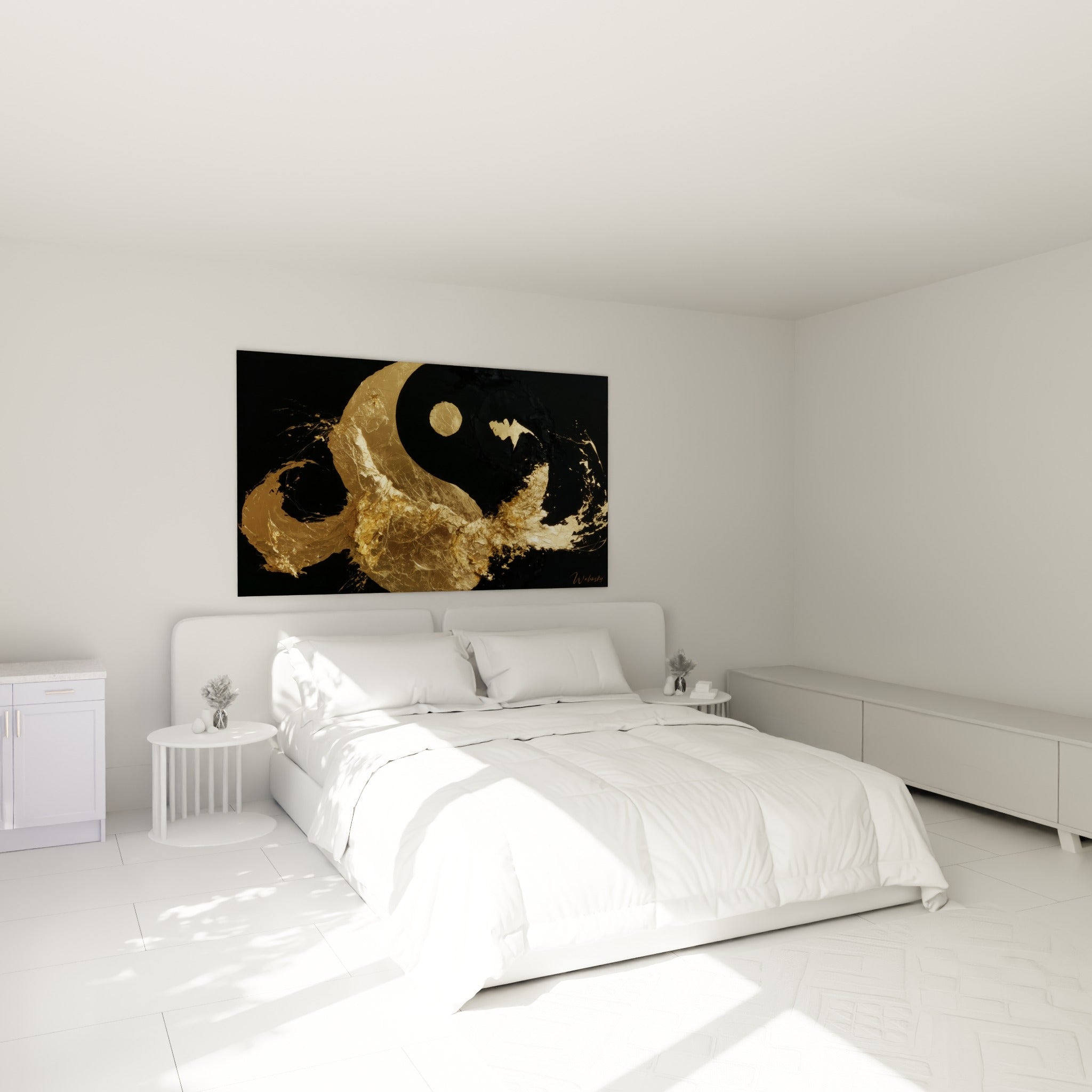 Symbole Yin Yang doré et noir accroché au-dessus d'un lit dans une chambre claire et épurée.