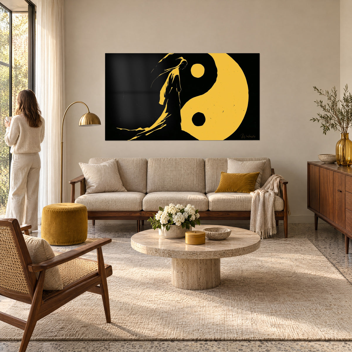 Gemälde einer schwarz gewandeten Silhouette mit wehendem Haar vor einem safrangelben Yin-Yang-Symbol, über einem Sofa in einem hellen Wohnzimmer