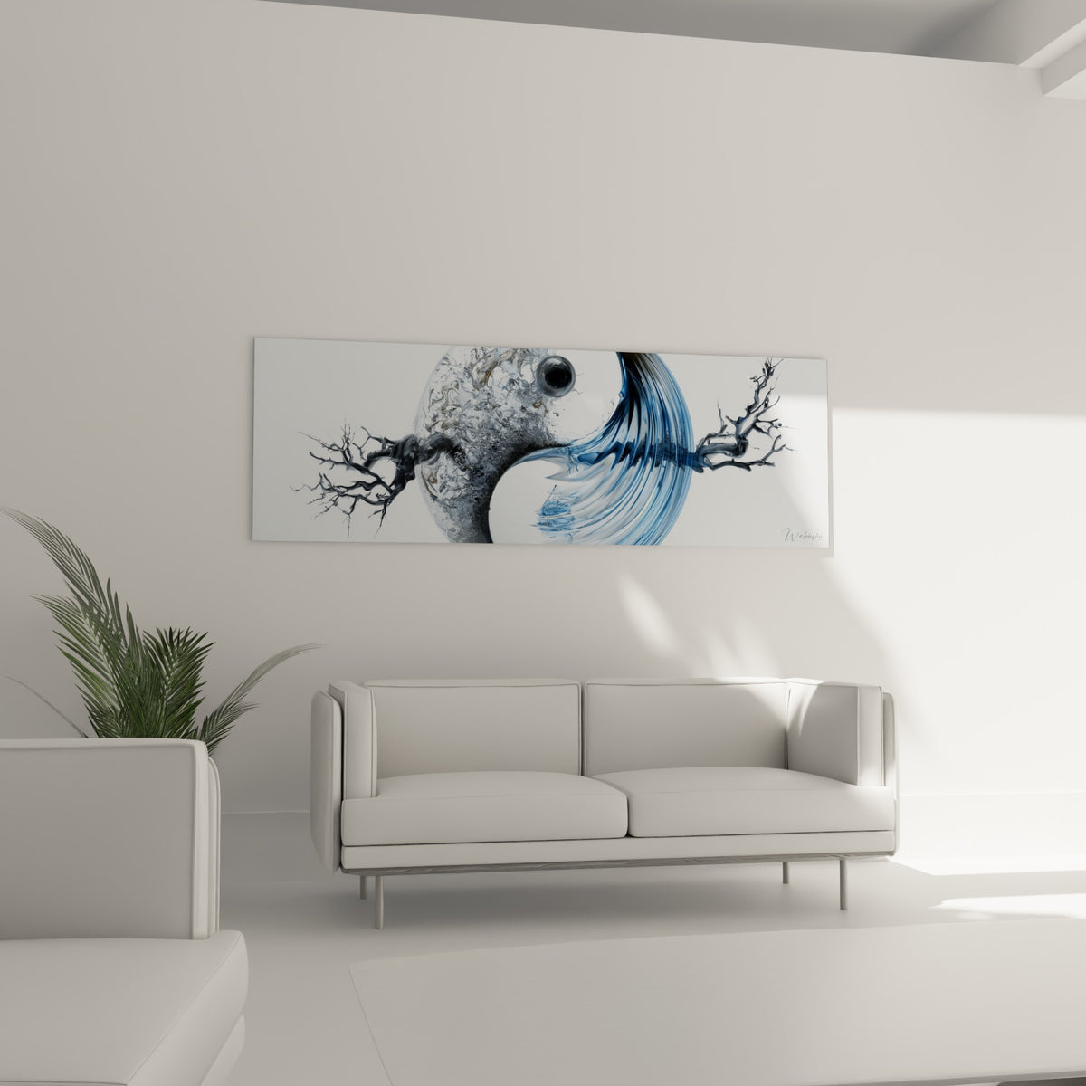 Symbole Yin Yang aux teintes anthracite et bleu profond, suspendu au-dessus d'un canapé dans un salon lumineux