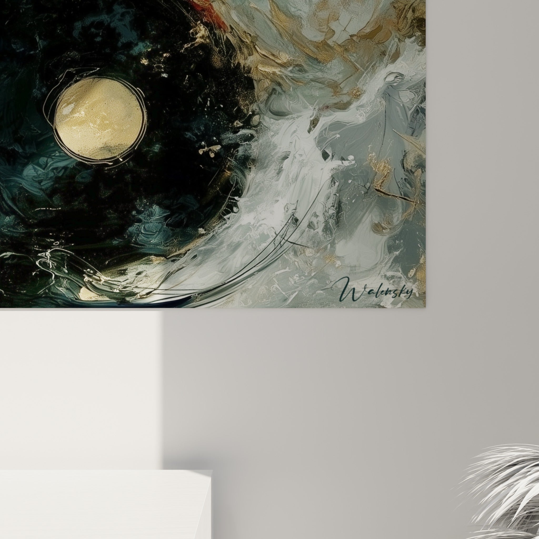 Empâtements dorés et coulures noires du Yin Yang, grain de peinture visible où rouge et blanc se touchent