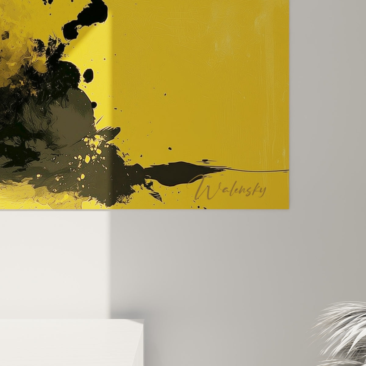 Coulures d'encre noire sur fond jaune doré révélant la texture picturale du symbole Yin Yang