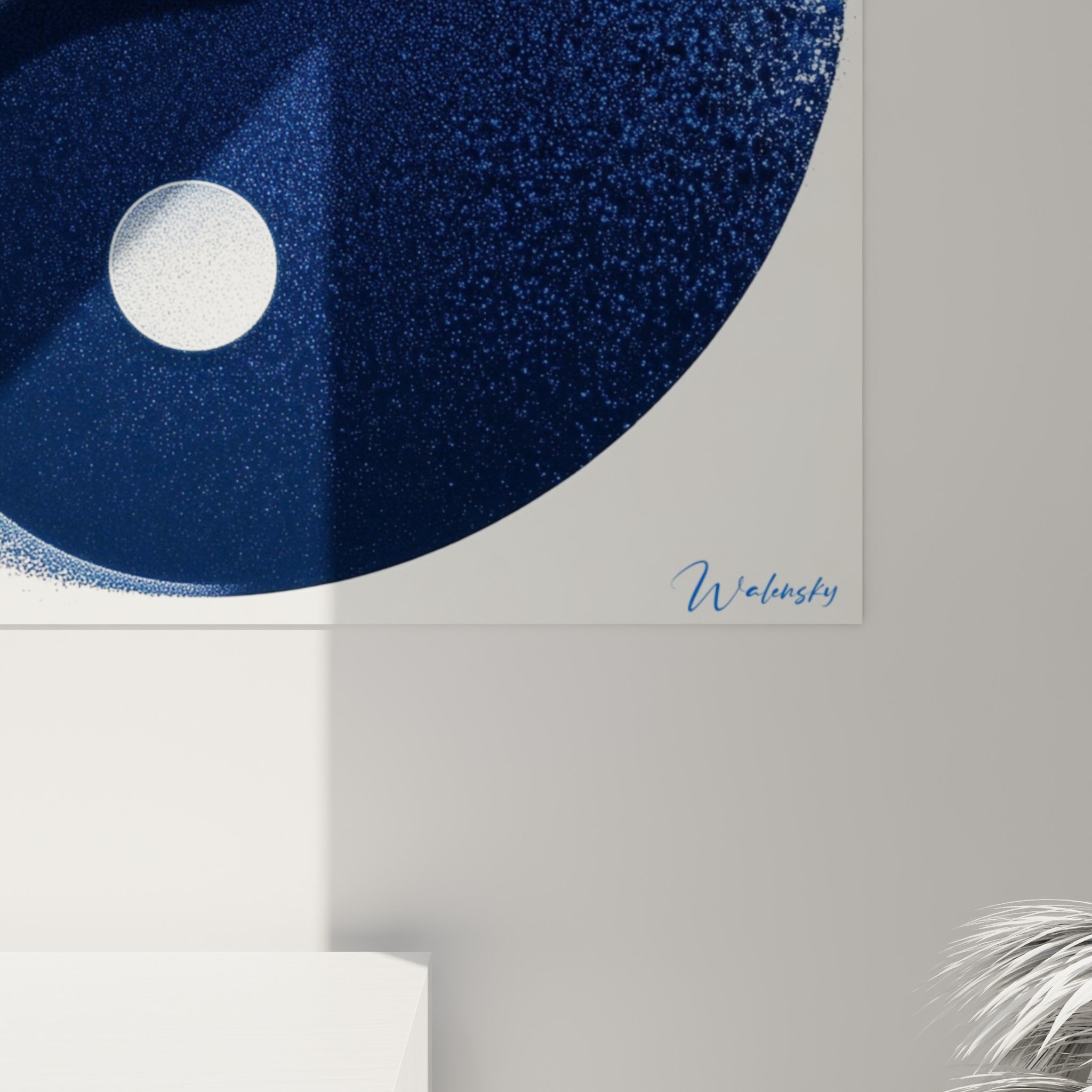 Grain pointilliste du Yin Yang révélant les nuances de bleu marine et jaune ocre entremêlées