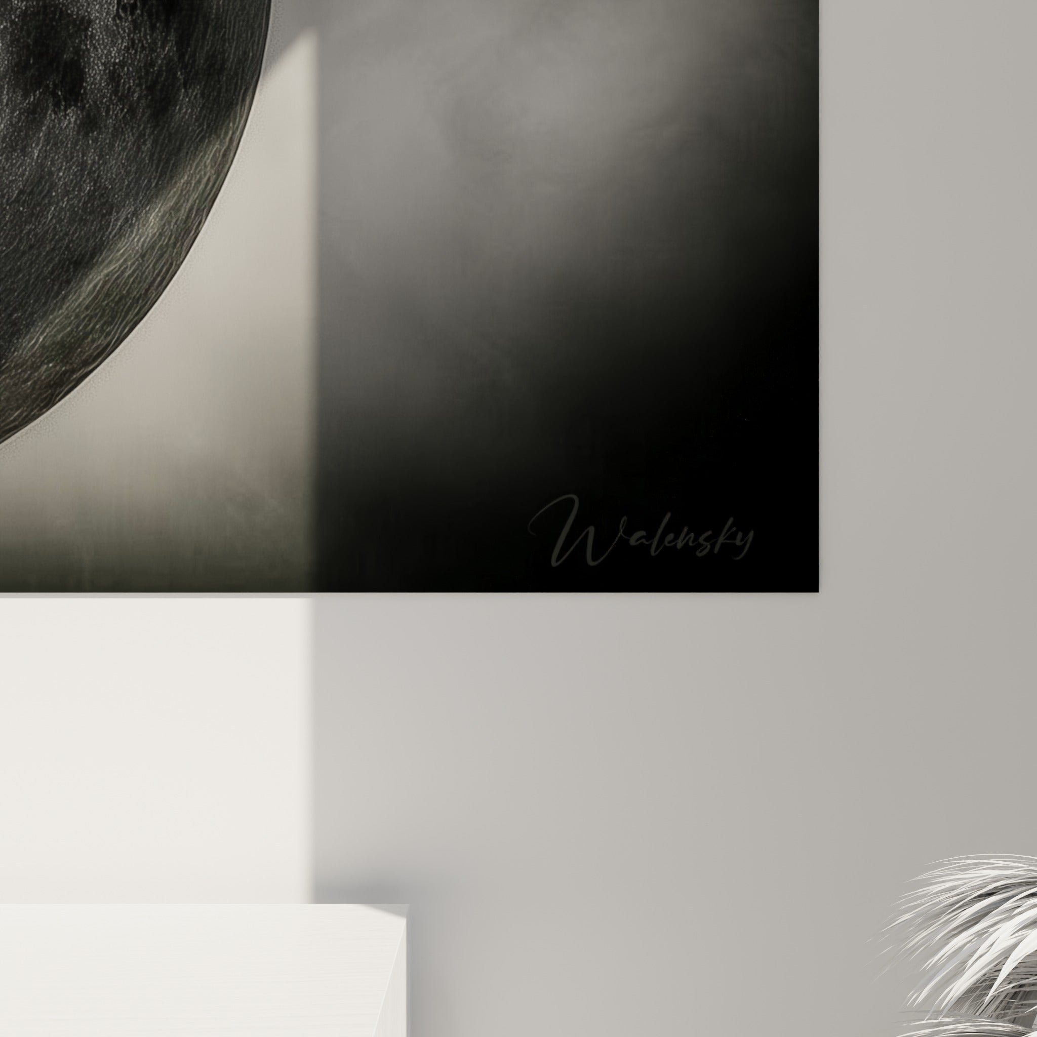 Grain texturé de la sphère noire et fines volutes blanches du Yin Yang, matière et lumière rapprochées