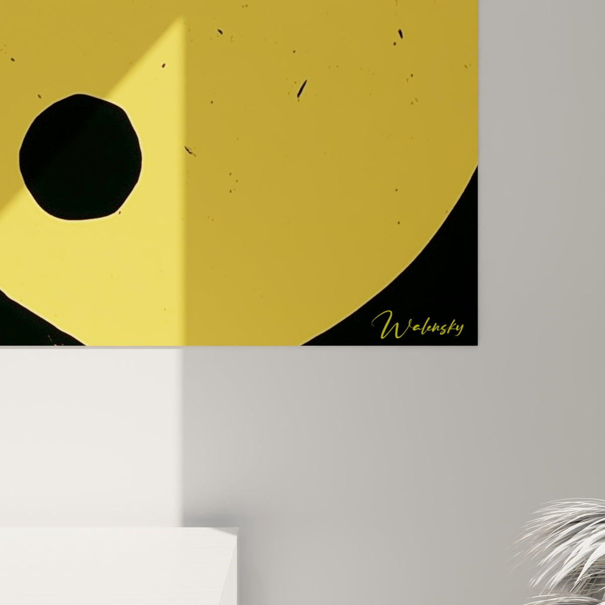 Grain texturé du jaune ocre et noir profond du Yin Yang, petites éclaboussures visibles sur l'impression