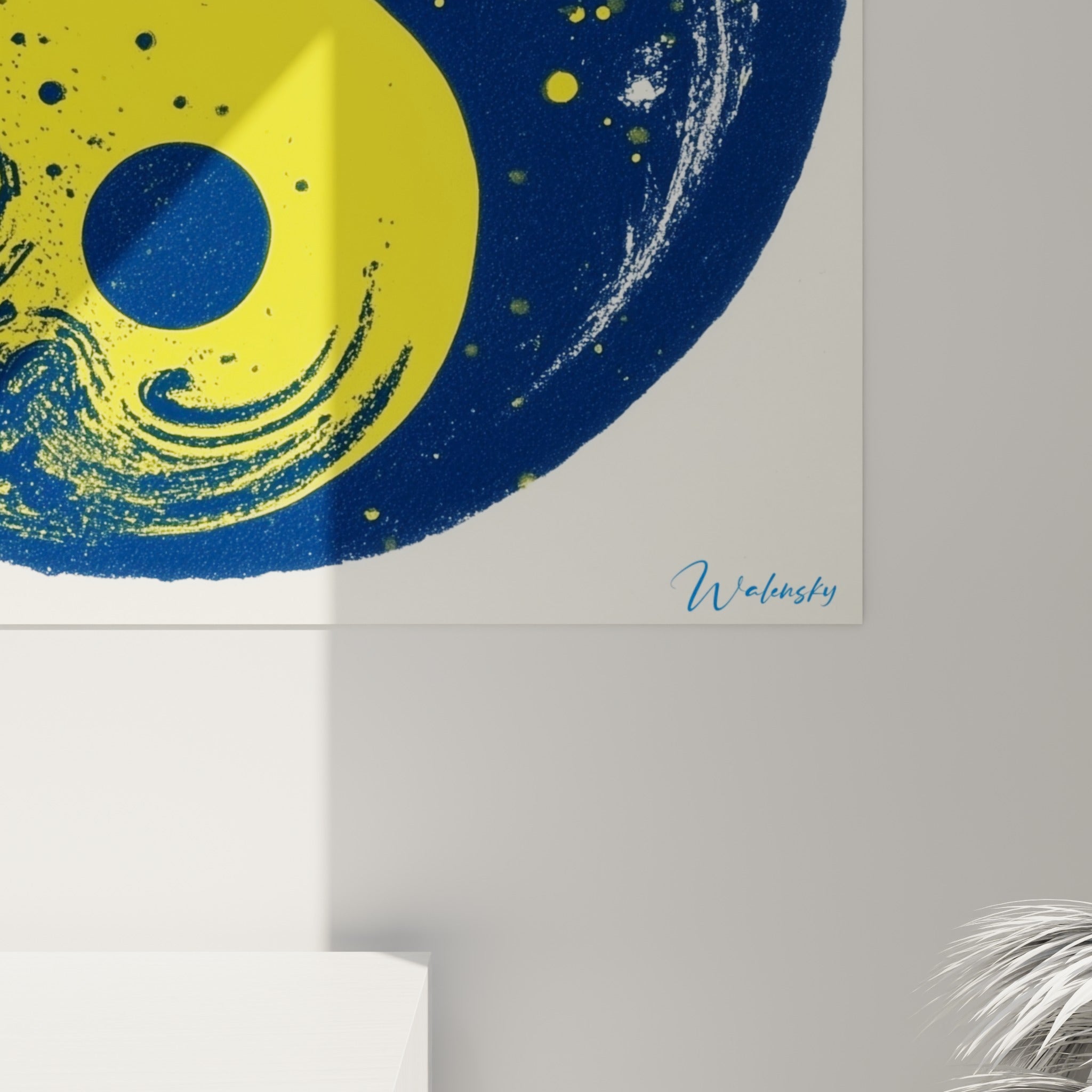 Détail du Yin Yang montrant le grain jaune et les éclaboussures bleu marine à la surface
