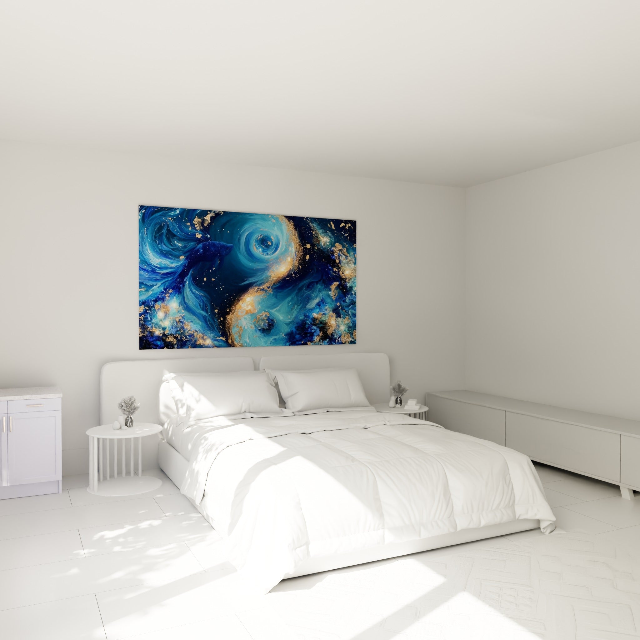 Spirales Yin Yang bleu turquoise et doré au-dessus d'un lit dans une chambre claire