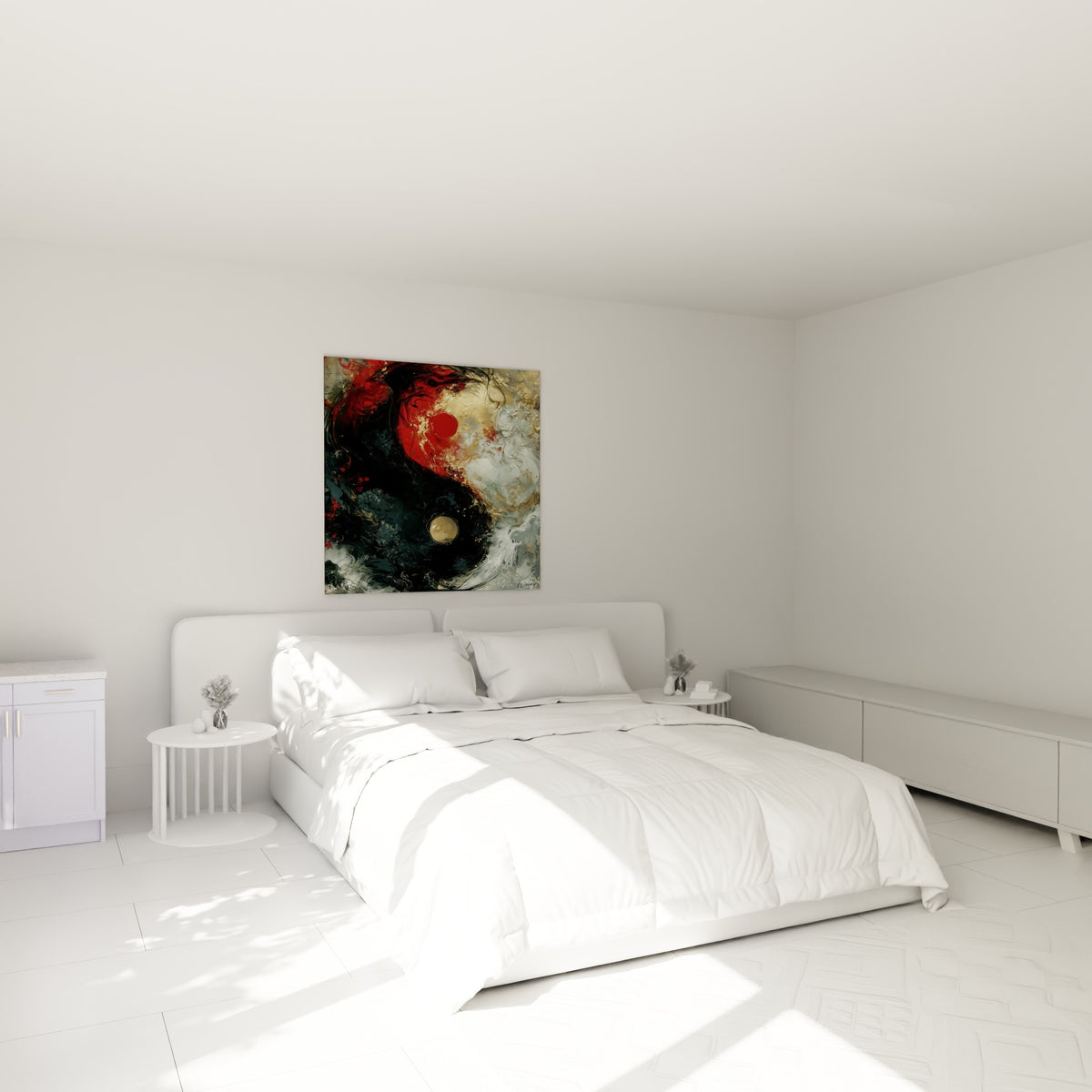 Yin Yang aux tourbillons noir, rouge et doré, accroché au-dessus d'un lit dans une chambre claire
