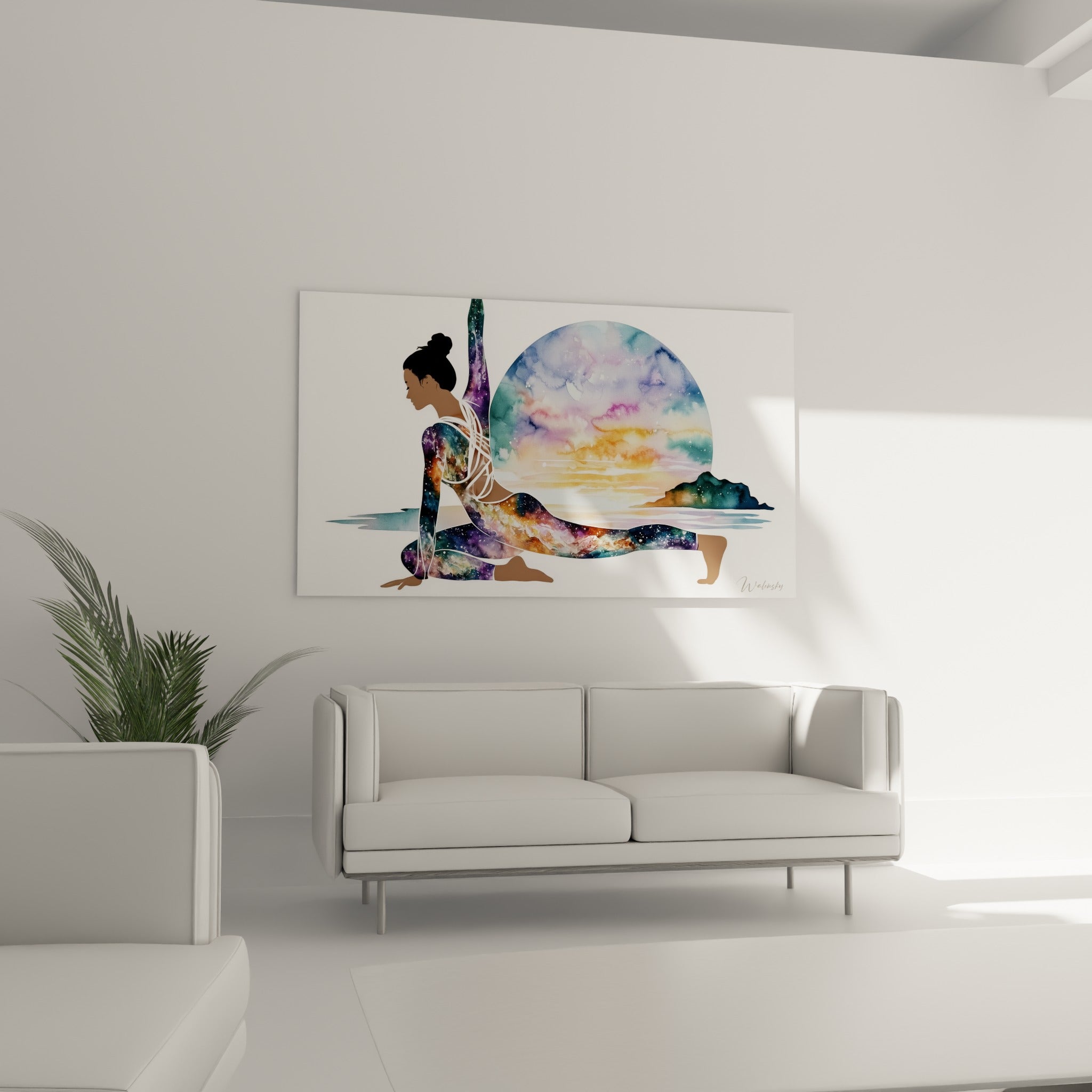 Figure yoga aquarelle orangée et bleu marine suspendue au-dessus d'un canapé dans un salon lumineux
