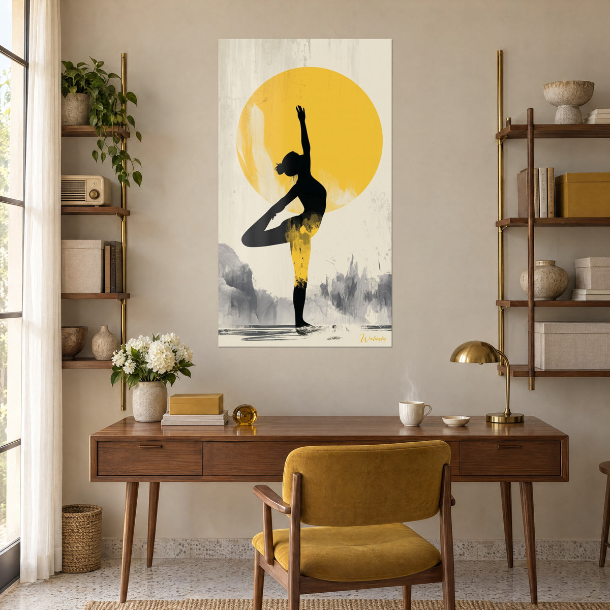 Quadro sagoma femminile dal corpo inarcato, braccio alzato verso un disco giallo limone, foschie grigie su fondo avorio, sopra una scrivania in legno