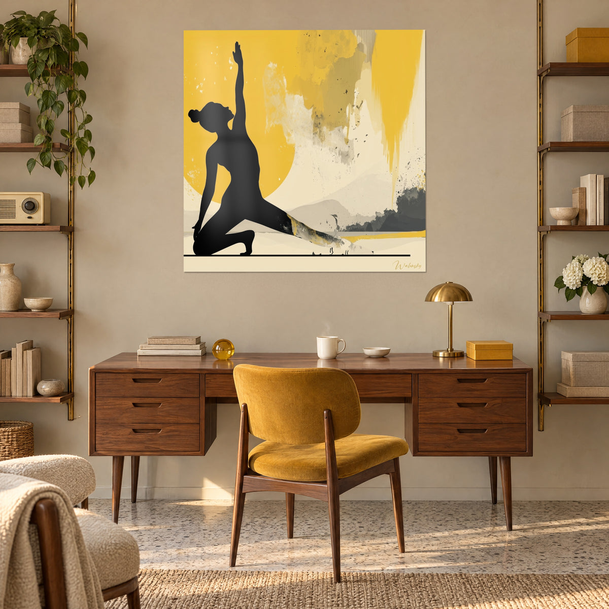 Quadro yogi ritagliata in nero su fondo giallo vivo e beige, schegge grigio carbone, che domina una scrivania in legno e una poltrona senape