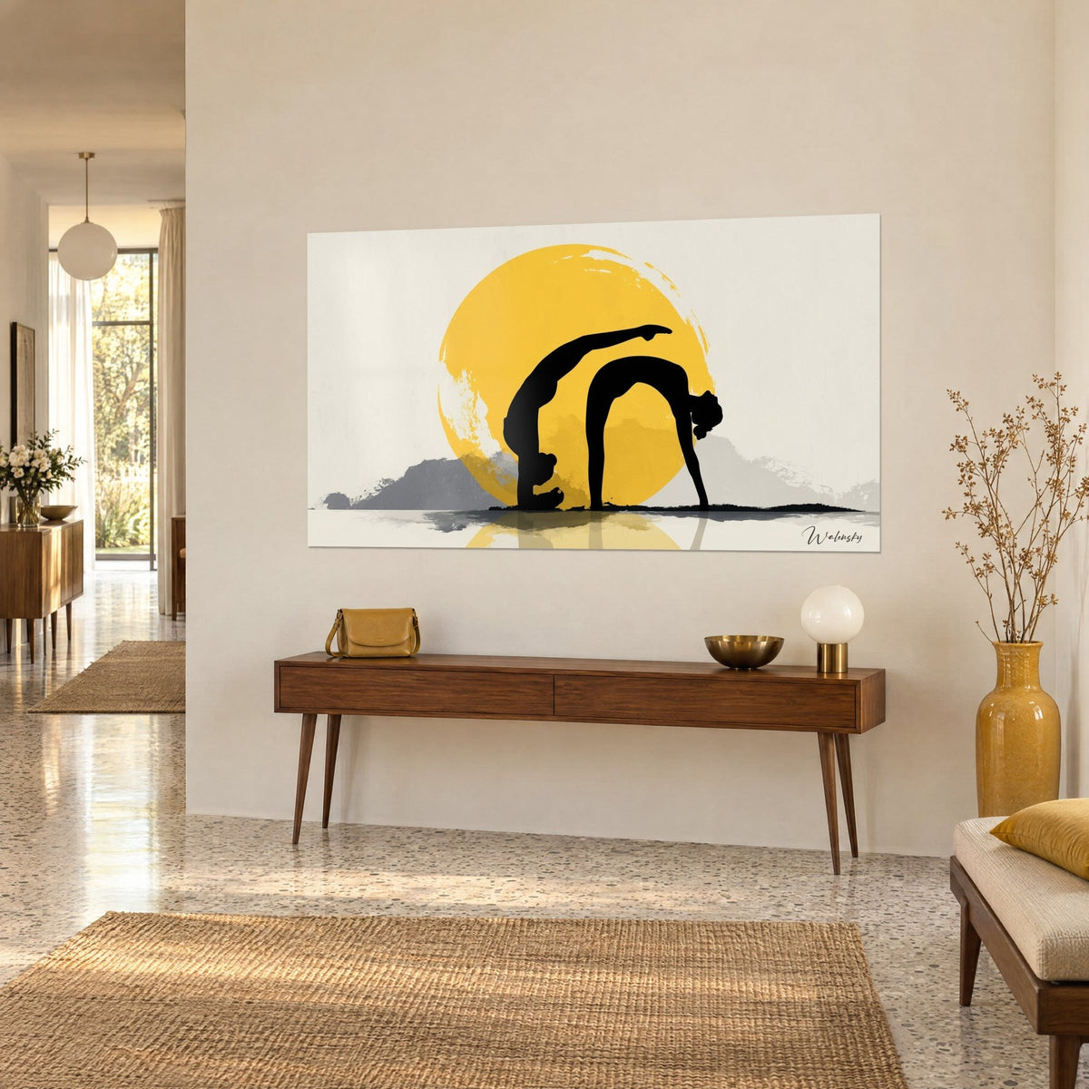 Cuadro saludo al sol, dos figuras arqueadas en sombra negra sobre un disco amarillo dorado, fondo marfil, consola de madera en la entrada