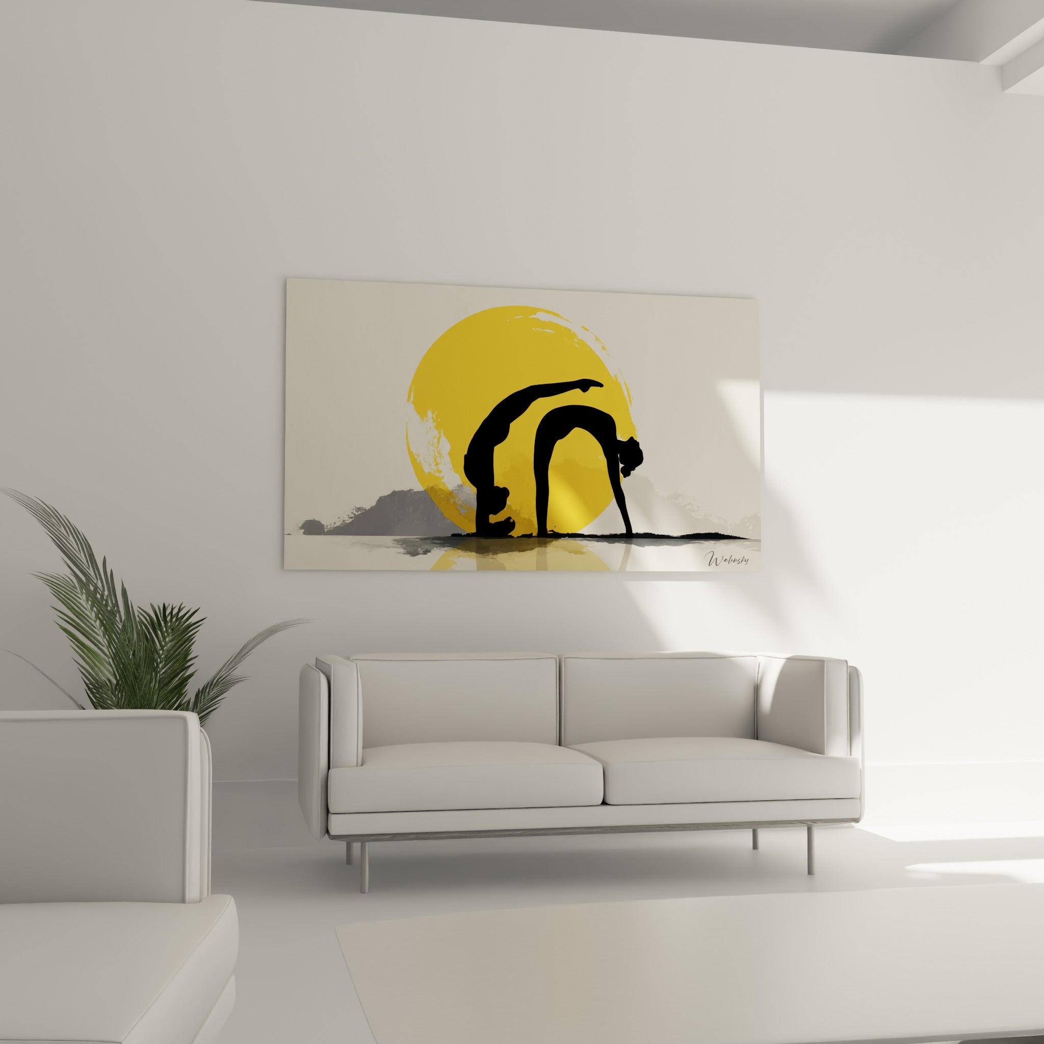 Corps cambré en silhouette anthracite devant un disque solaire ocre, au-dessus d'un canapé dans un salon lumineux