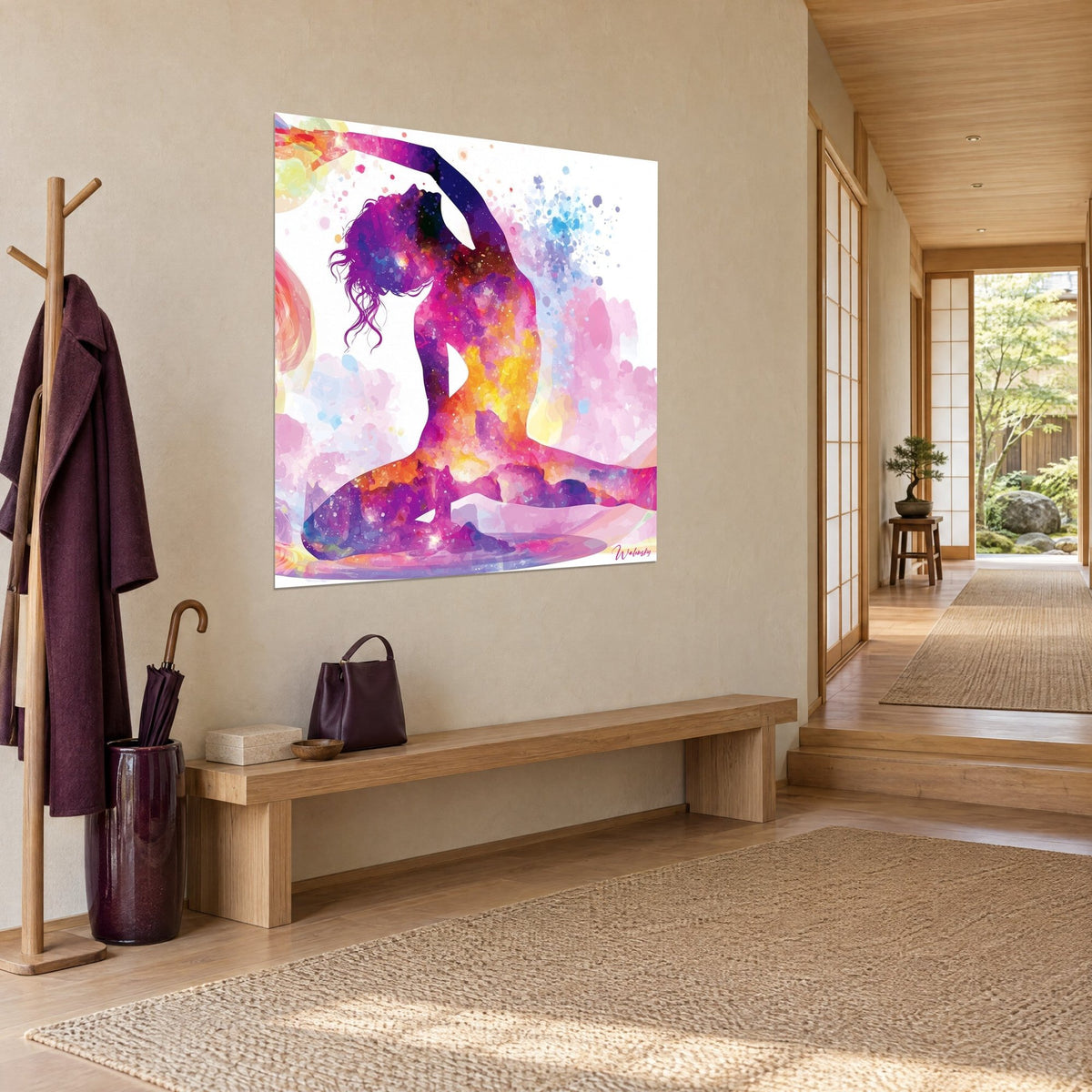 Schilderij vrouw met krullen in een uitgerekte houding, magenta melkweg en saffraangeel, opgestoken arm, gehangen naast een bank van licht hout