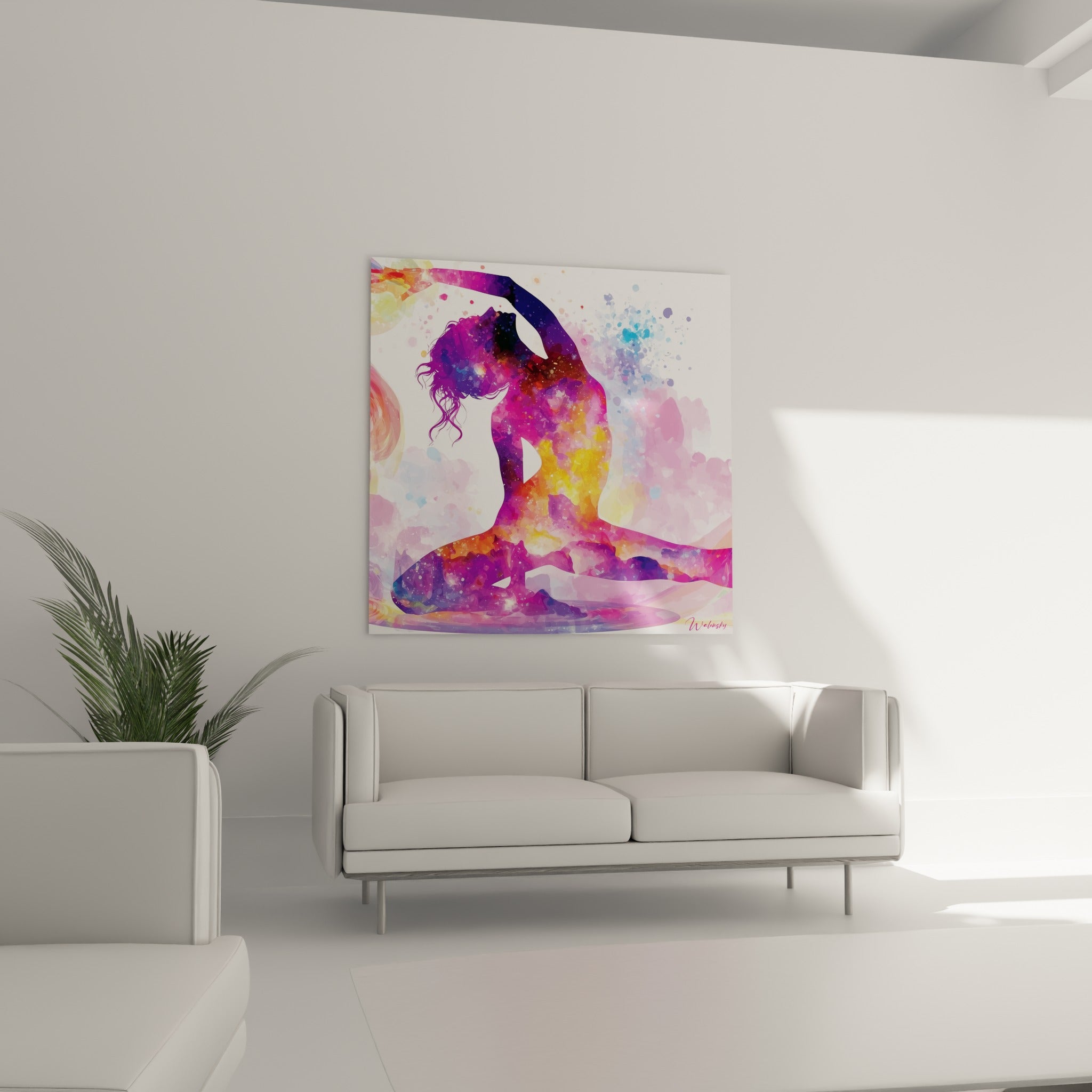 Figure de yoga en cambrure aux couleurs fuchsia et anthracite au-dessus d'un canapé dans un salon lumineux
