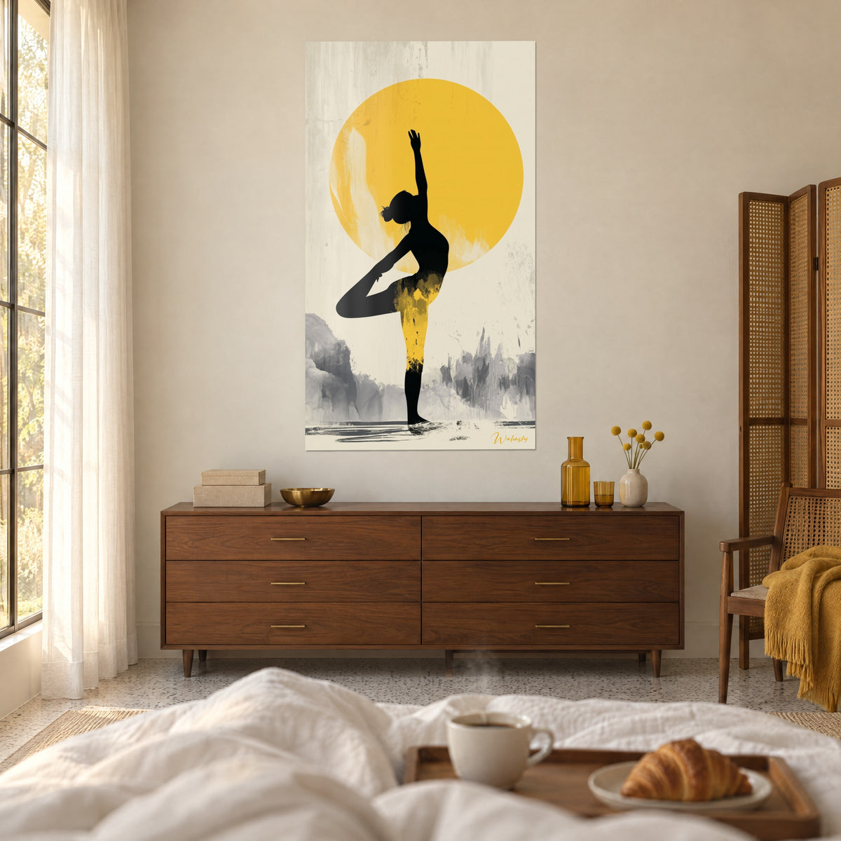 Quadro posa yoga in ombra nera su un grande disco giallo, rocce grigie sfumate, sfondo crema, mezzaluna sopra un letto in una camera chiara