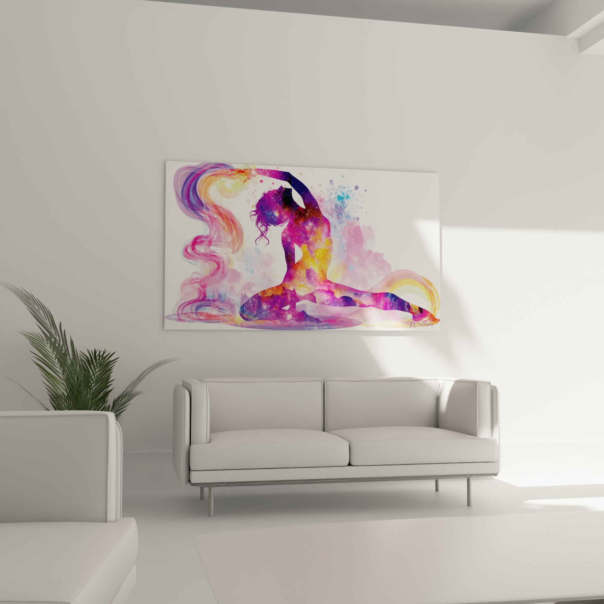 Corps cambré en aquarelle fuchsia et orangée du tableau yoga au-dessus d'un canapé dans un salon lumineux