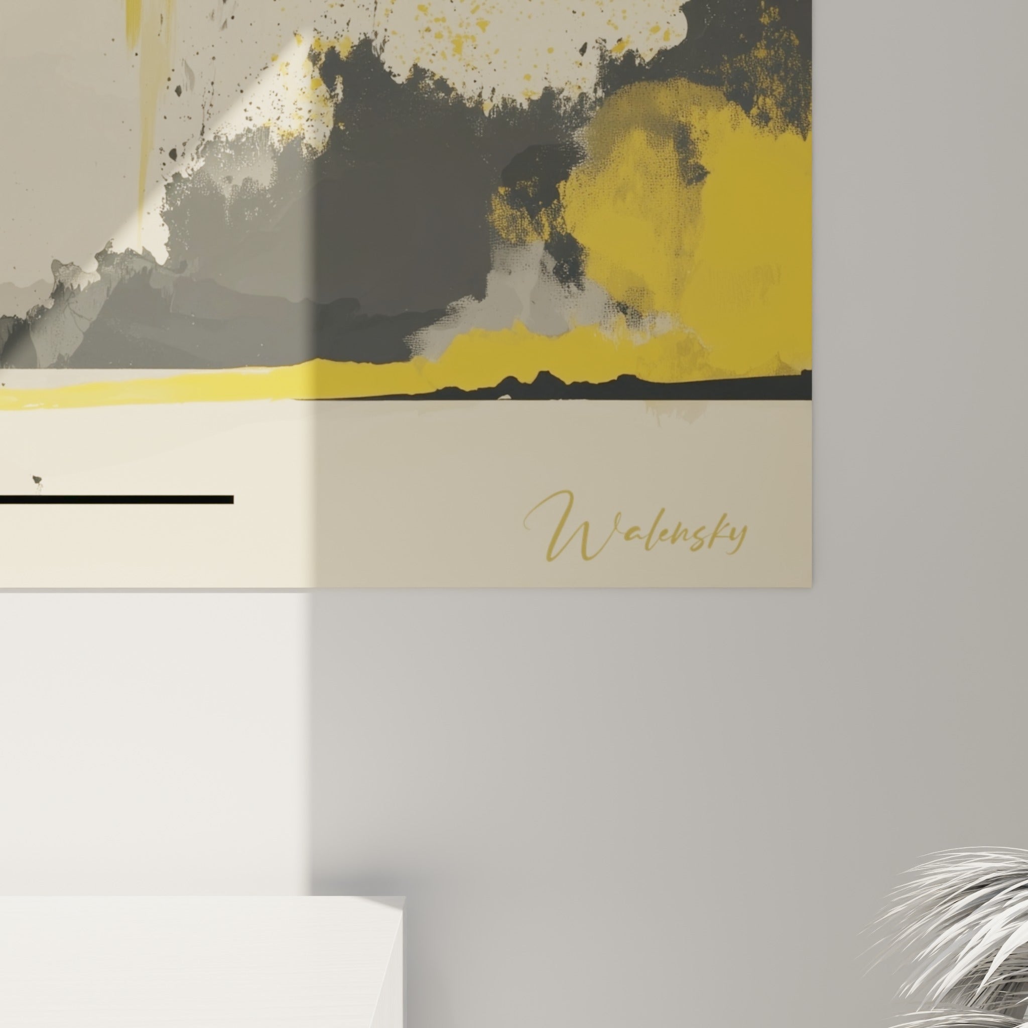 Détail de la peinture yoga révélant le grain ocre et les coulures grises près de la silhouette noire