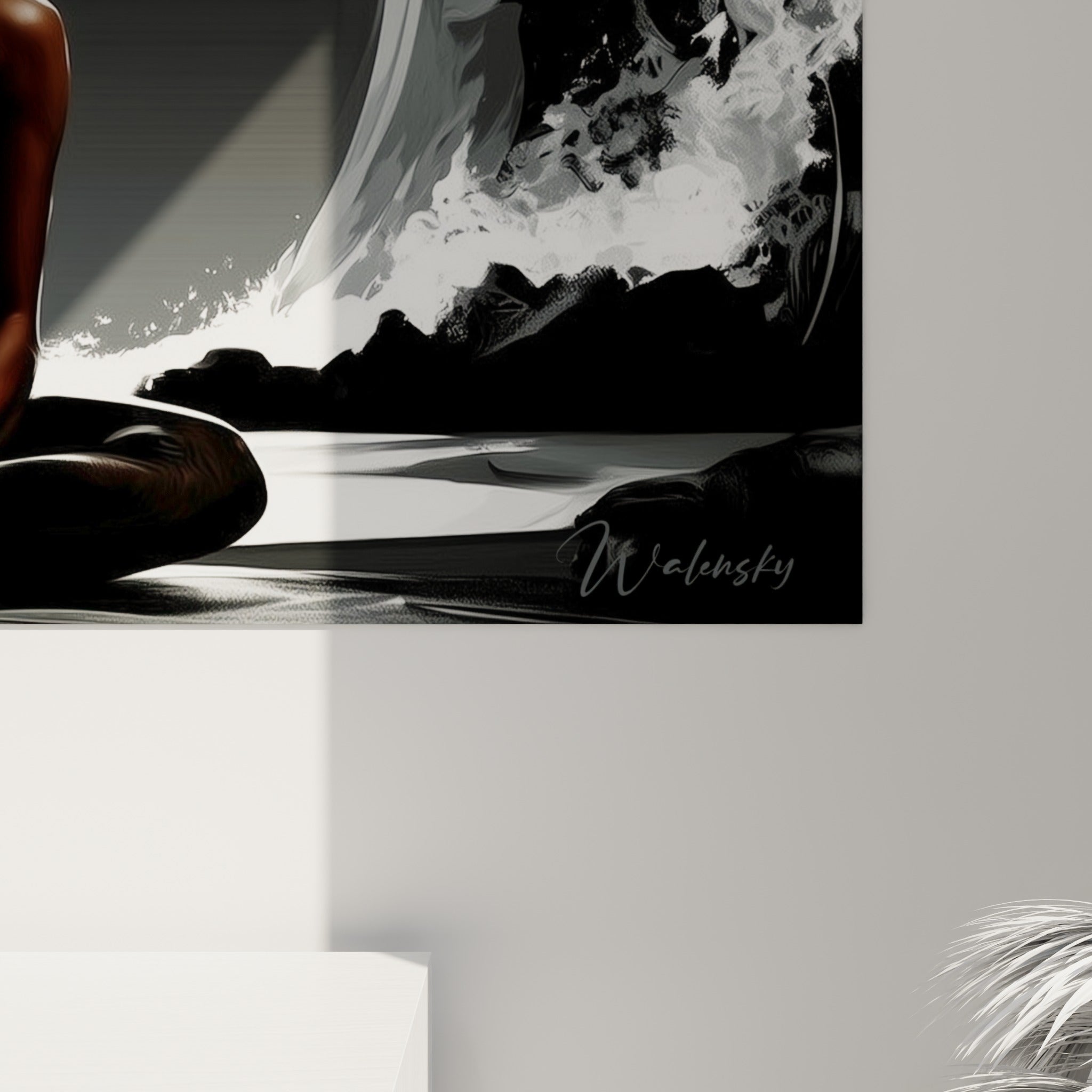 Détail des volutes blanches et de la peau fauve texturée, contraste anthracite intense sur toile accrochée