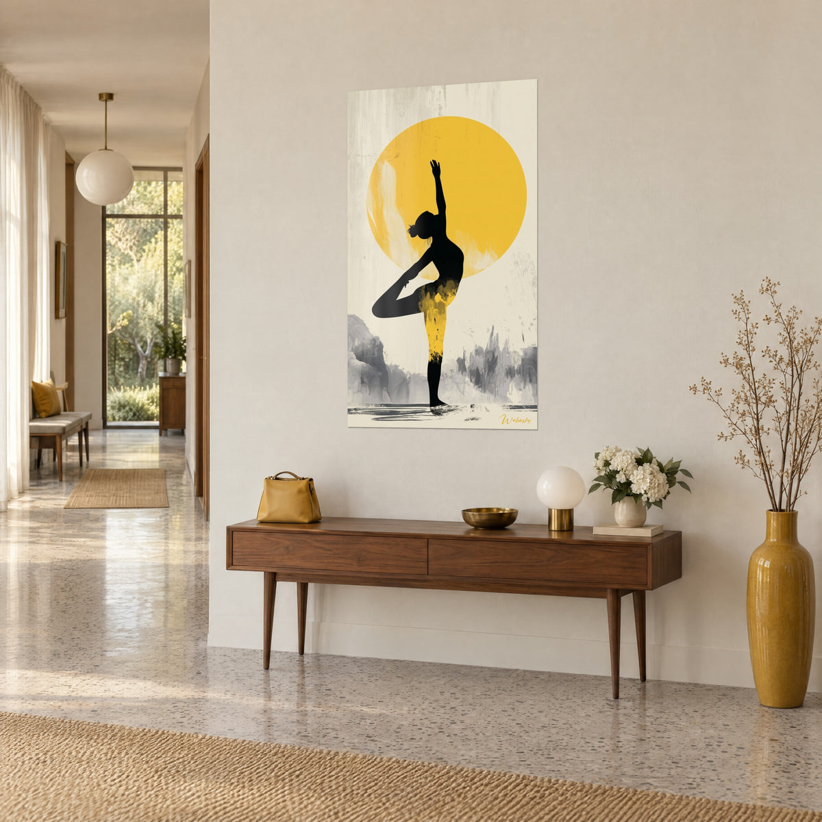 Quadro yogi in equilibrio su una gamba, sole giallo zafferano e foschia grigia, appeso sopra una consolle in legno, corridoio luminoso