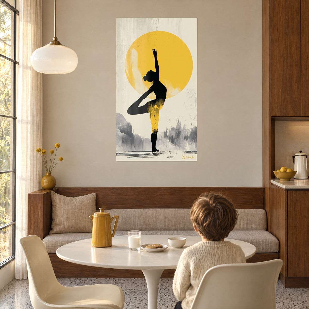 Quadro figura nera con gambe schizzate di giallo, alone solare dorato, rocce color cenere, bambino seduto a tavola di spalle, sala da pranzo vintage