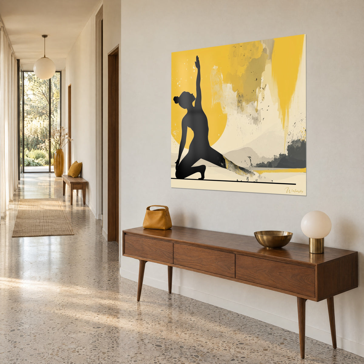 Quadro posizioni yoga in ombra cinese, disco dorato e foschie grigie, appeso a una parete beige sopra una credenza in legno, vista di tre quarti