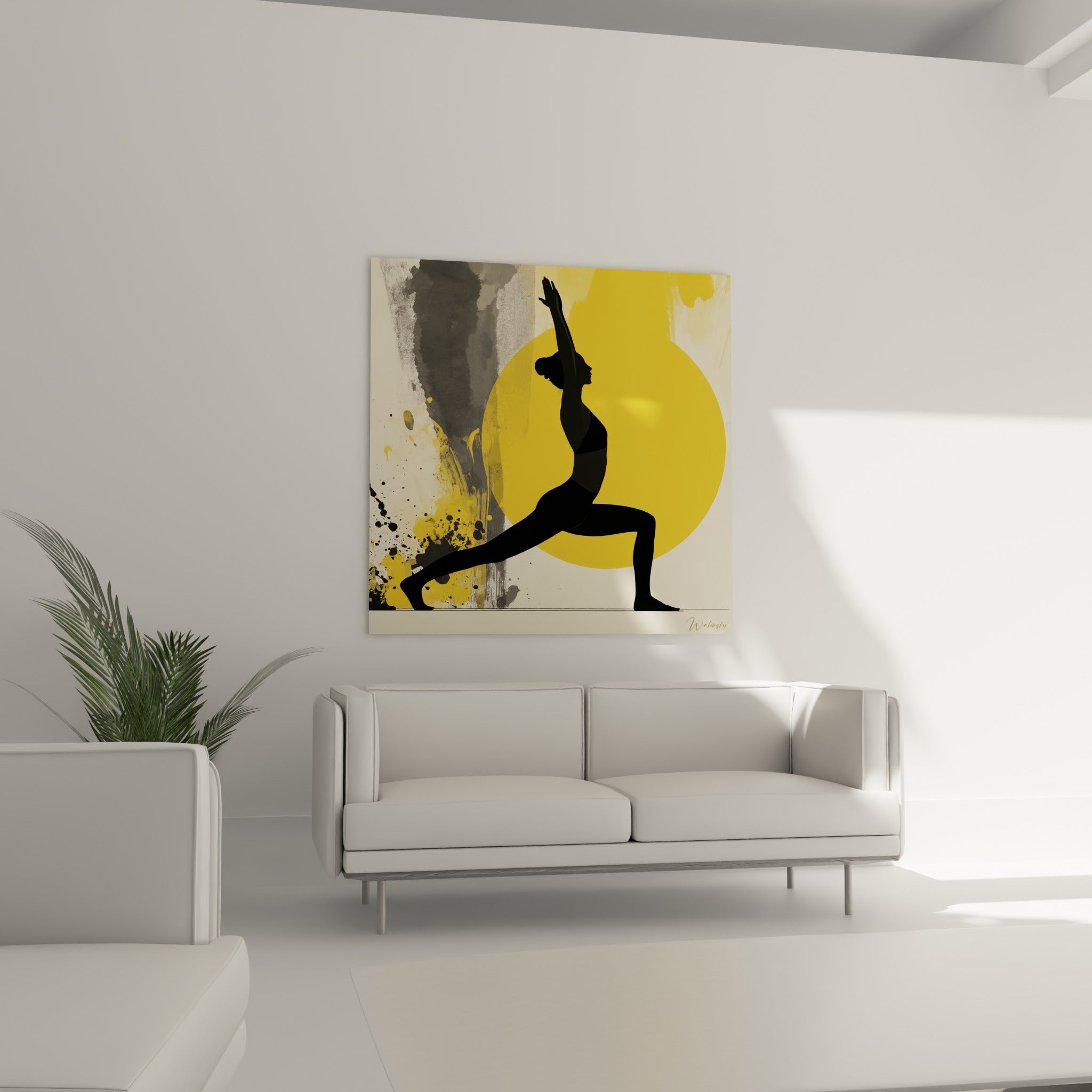 Guerrière yoga en noir et jaune moutarde, au-dessus d'un canapé dans un salon lumineux