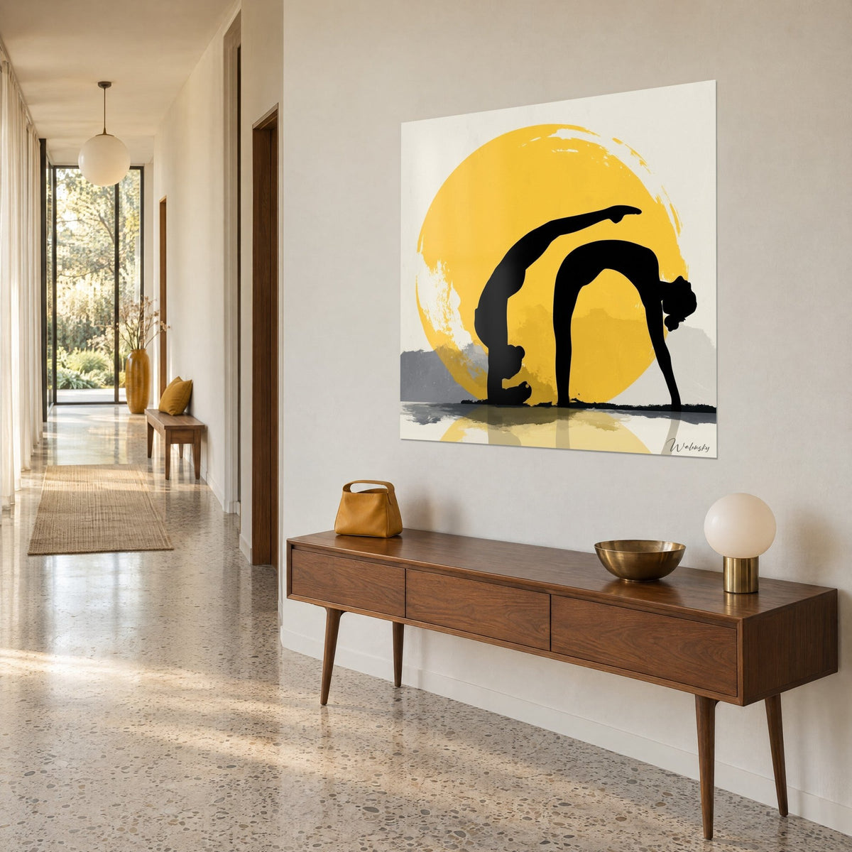 Schilderij yogi's in zwarte boog voor een gouden schijf met afgebrokkelde randen, grijze bergen, driekwart zicht in een gang met terrazzovloer