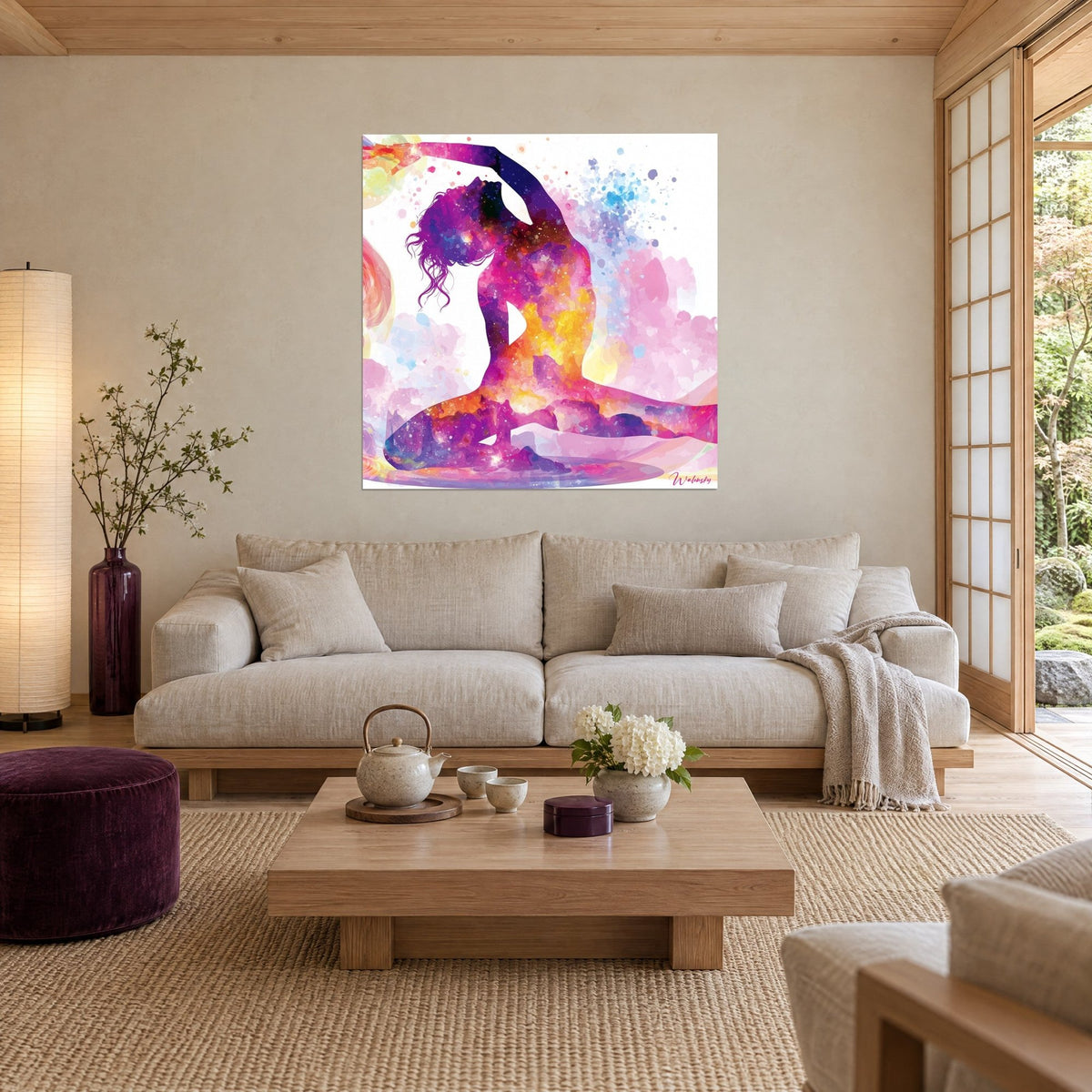 Schilderij silhouet van yogi in een draai, paarse en oranje nevel, blauwe spetters, boven een bank in een lichte woonkamer