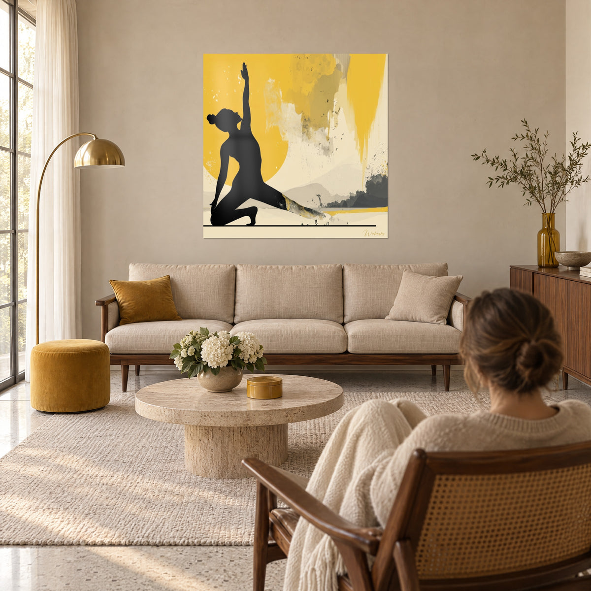 Quadro silhouette nera di yogi con il braccio alzato davanti a un sole giallo senape e schizzi color crema, sopra un divano in un soggiorno luminoso