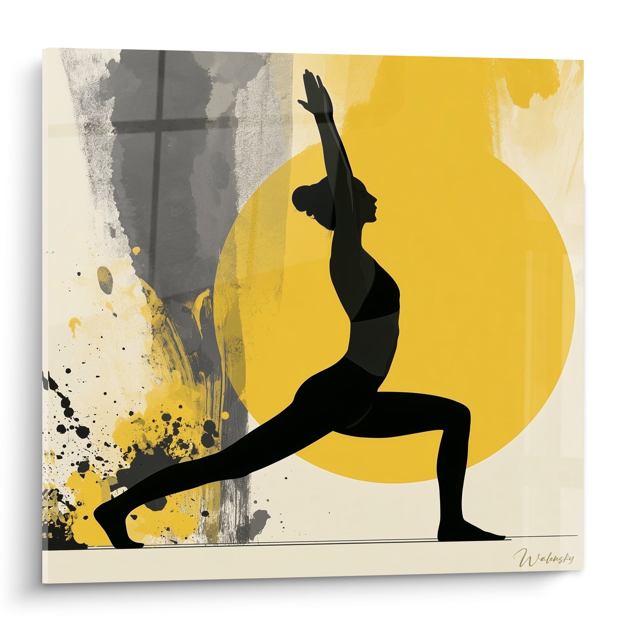 Silhouette yoga noire en fente guerrière devant un disque jaune moutarde et fond anthracite