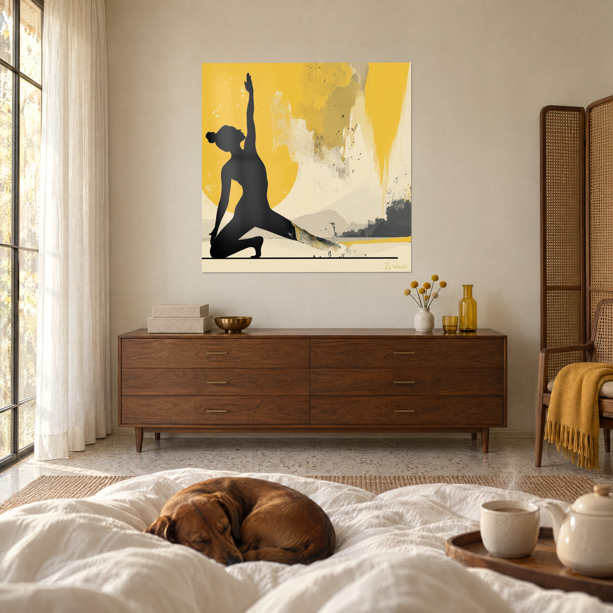 Quadro donna inginocchiata in controluce, braccio teso verso un astro giallo zafferano, striature grigie e crema, sopra un letto in una camera luminosa