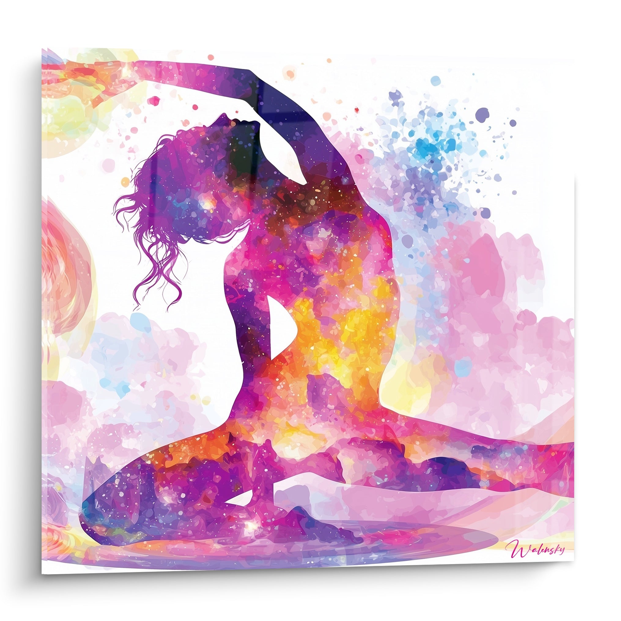 Silhouette de yoga violette et orangée en posture d'étirement sur fond blanc éclaboussé de bleu pastel