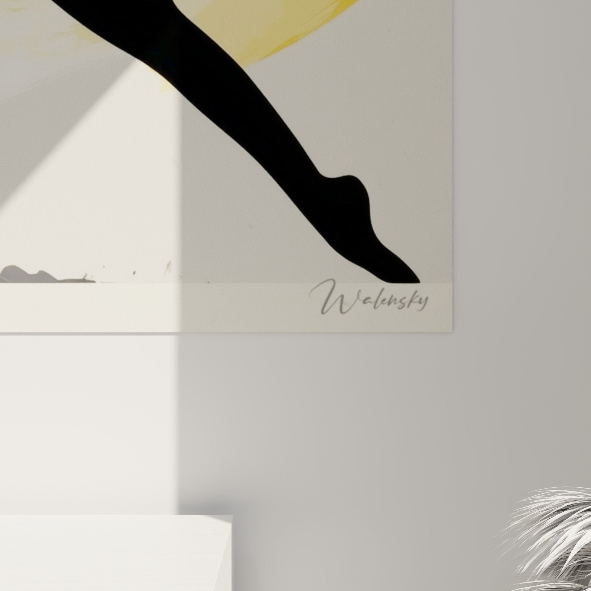 Détail du grain crème et des coulures blanches entourant la silhouette noire et le disque jaune du tableau yoga