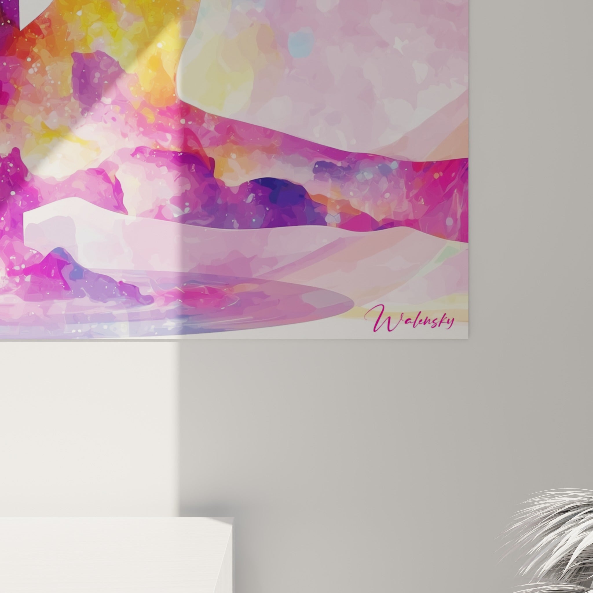 Empâtements colorés en violet et orangé révélant la texture aquarelle de cette œuvre de yoga accrochée