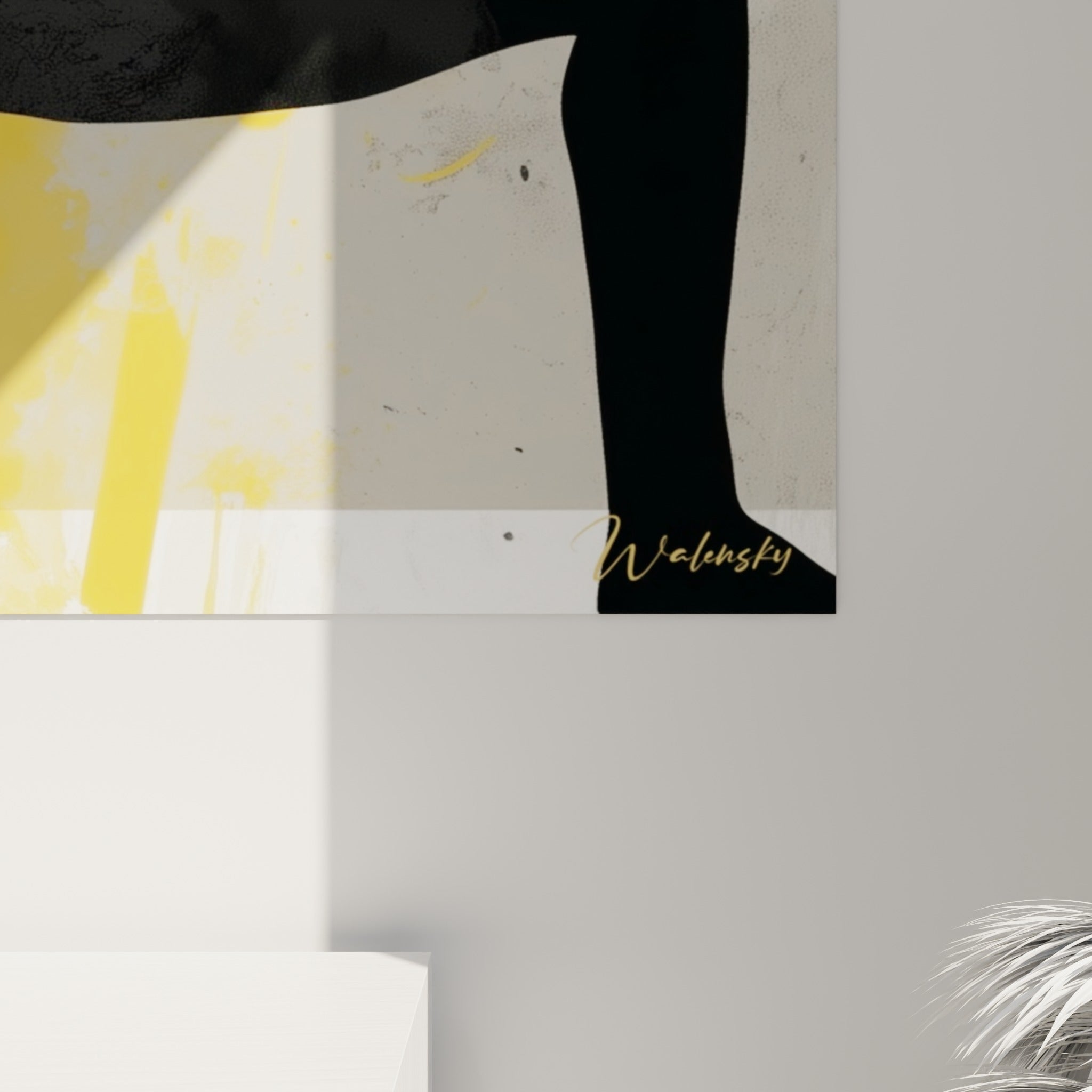 Empâtements noirs et éclats jaune moutarde visibles de près sur ce tableau yoga texturé