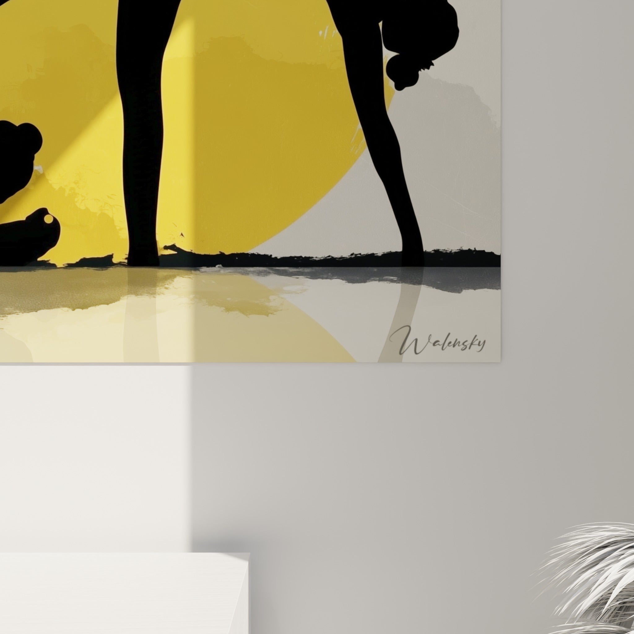 Détail du grain et des coups de pinceau jaunes autour des silhouettes noires du tableau yoga