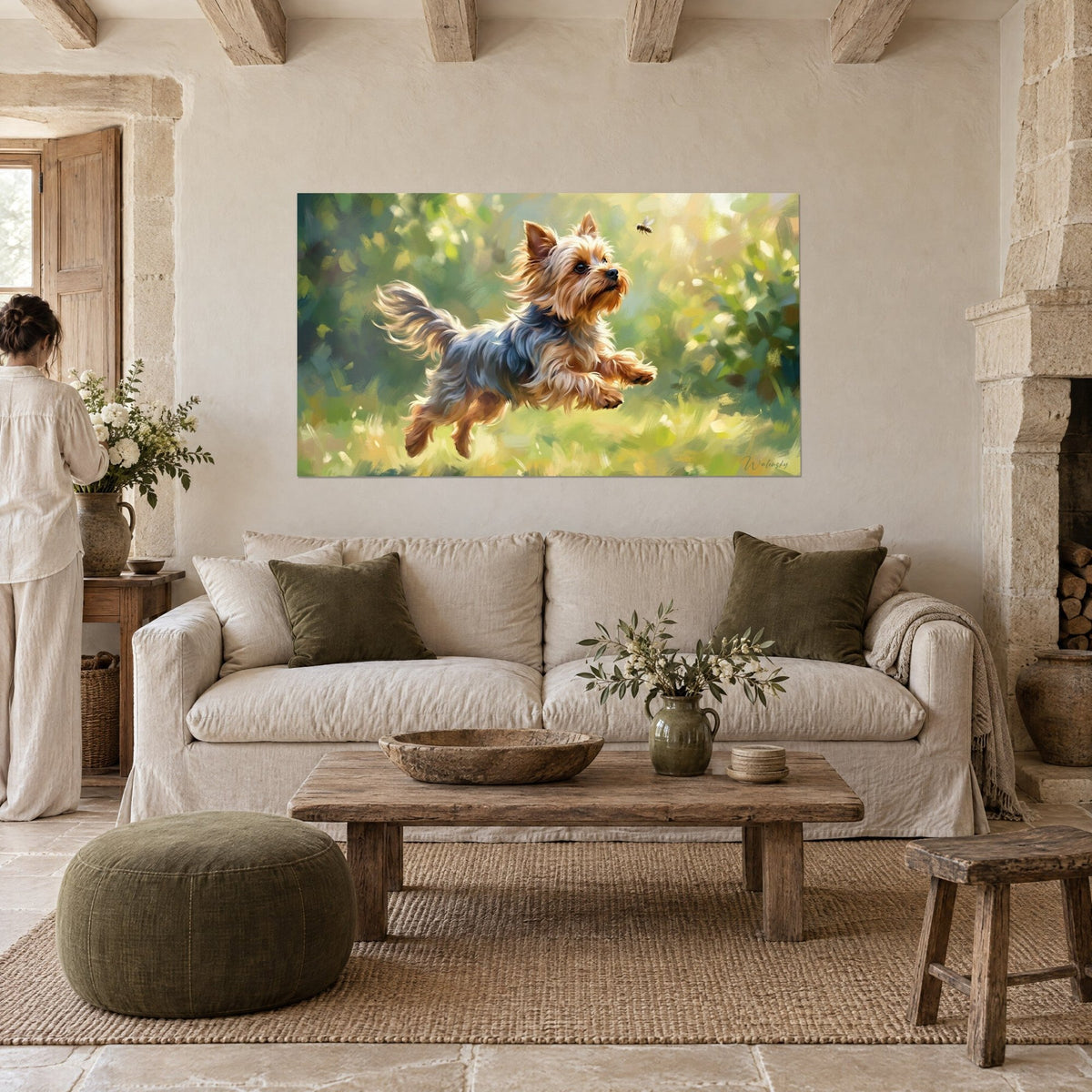 Gemälde Yorkshire Terrier im Sprung, fuchsrotes und stahlgraues Fell, Biene im Flug, zartgrüner Hintergrund, über einem Sofa in einem hellen Wohnzimmer