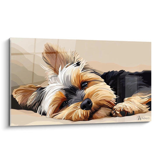 Ein Yorkshire-Gemälde, das einen ruhenden Hund darstellt, mit seinem detaillierten dreifarbigen Fell in Braun, Schwarz und Weiß. Das seidige Haar wird mit realistischer Textur und ausgeprägten Kontrasten auf gradiertem beigem Hintergrund dargestellt.
