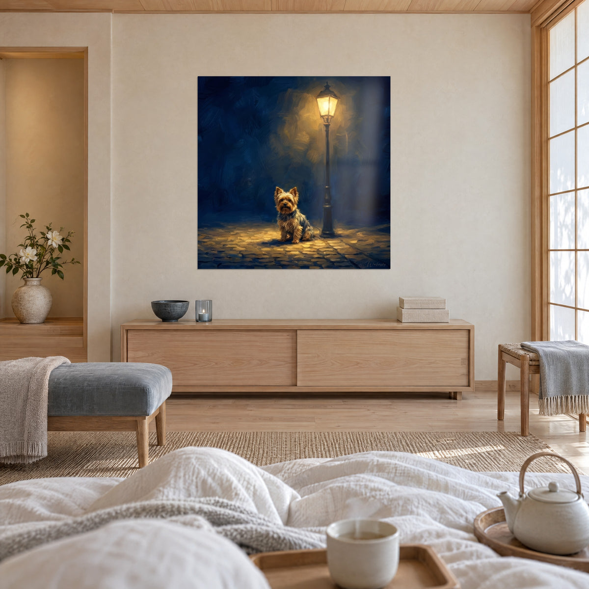 Cuadro de un cachorro yorkshire bajo un farol antiguo, azul profundo y oro cálido, encima de una cama en un dormitorio luminoso