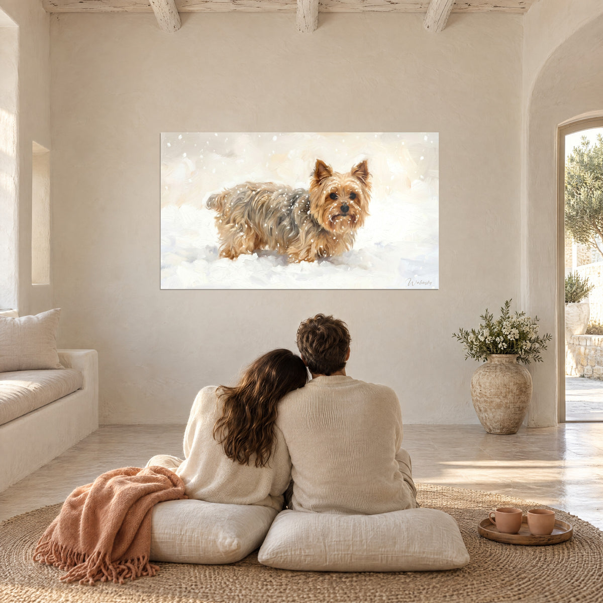 Πίνακας Yorkshire terrier στο πούδρα χιόνι, μελί και γκρι τρίχωμα, ένα αγκαλιασμένο ζευγάρι από πίσω πάνω σε λευκά μαξιλάρια